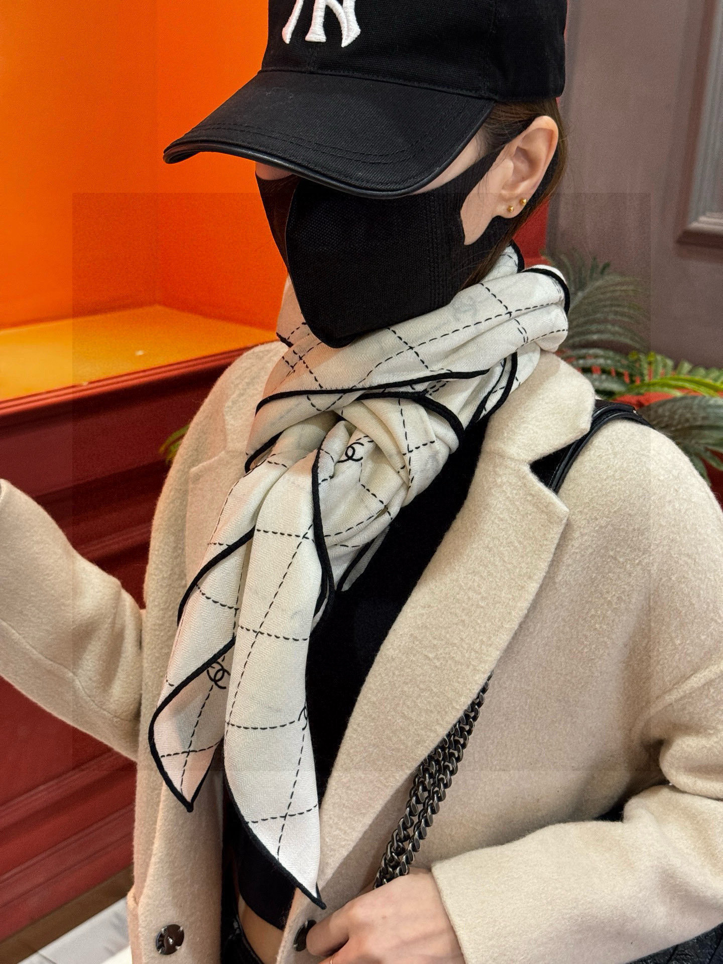 【升级双面同色 加密面料】 上新❤️ 
140*140台版印花  黑白二色 
 高级都市新贵！山茶花的再