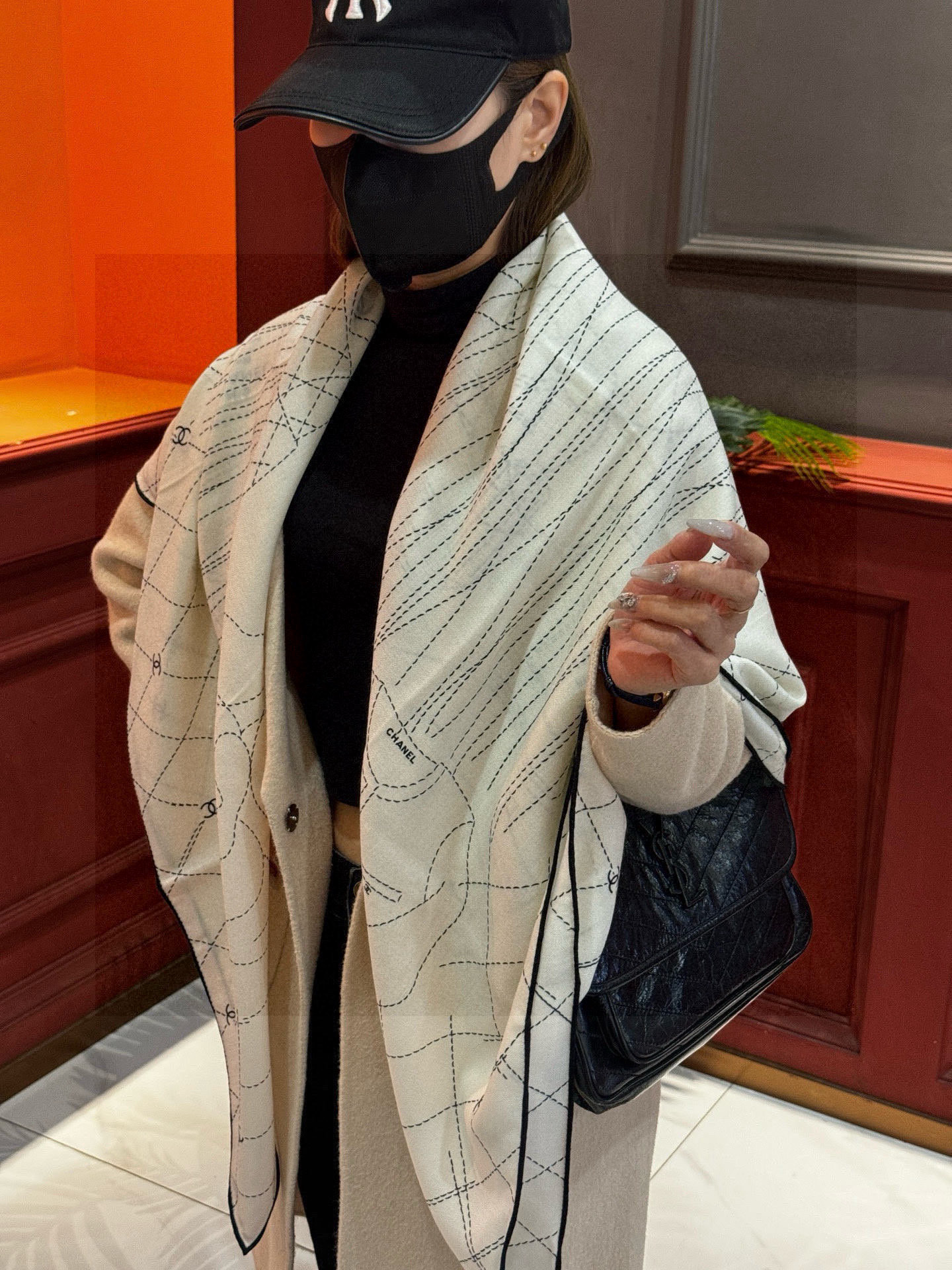 NO:340748,[Upgraded double-sided same color, encrypted fabric] New 140*140-table printing, black and white, high-end urban upstart!  Another encounter of camellia!  Absolute temperament Chanel Lady advanced tone] The elegance represented by Chanel is deeply rooted in everyone's heart, and no one can refuse such elegance and high-end!  !  The effect of this one is really simple and advanced!  !  The most advanced design is not too redundant!  !  Such a silk scarf is so beautiful!  Through the screen, the sisters must have felt it. This temperament is so terrible!  !  It can accurately hit every sister who loves beauty and fashion!  !  High-version scarf, high-version scarf, chanel19860909【升级双面同色 加密面料】 上新 140*140台版印花 黑白二色  高级都市新贵！山茶花的再一次邂逅！绝对的气质Chanel Lady高级调调】Chanel所代表的优雅,高贵已深人人心,没人能拒绝这样的优雅高级！！这款出来的效果真的非常简约高级！！没有太冗余的设计就是最高级的设计！！这样的丝巾,太美了太美了！隔着屏幕,姐妹肯定都感受到了,这款气质的要命！！能精准击中每一个爱美爱时髦的姐妹心尖尖上！！高版本围巾,高版本围巾,chanel,scarf