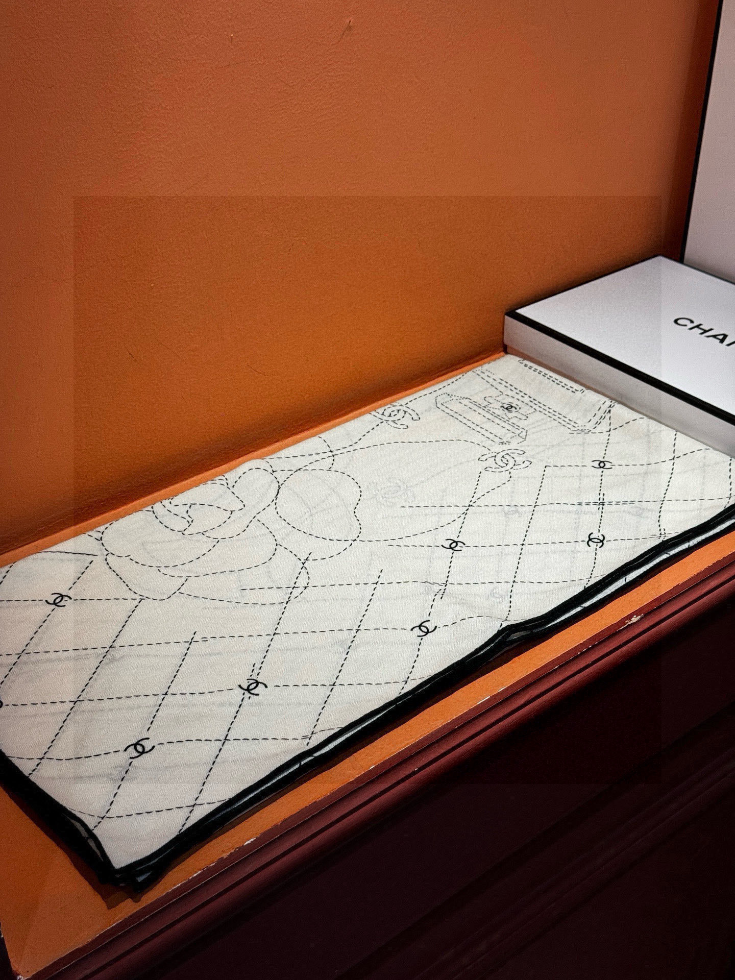 【升级双面同色 加密面料】 上新❤️ 
140*140台版印花  黑白二色 
 高级都市新贵！山茶花的再