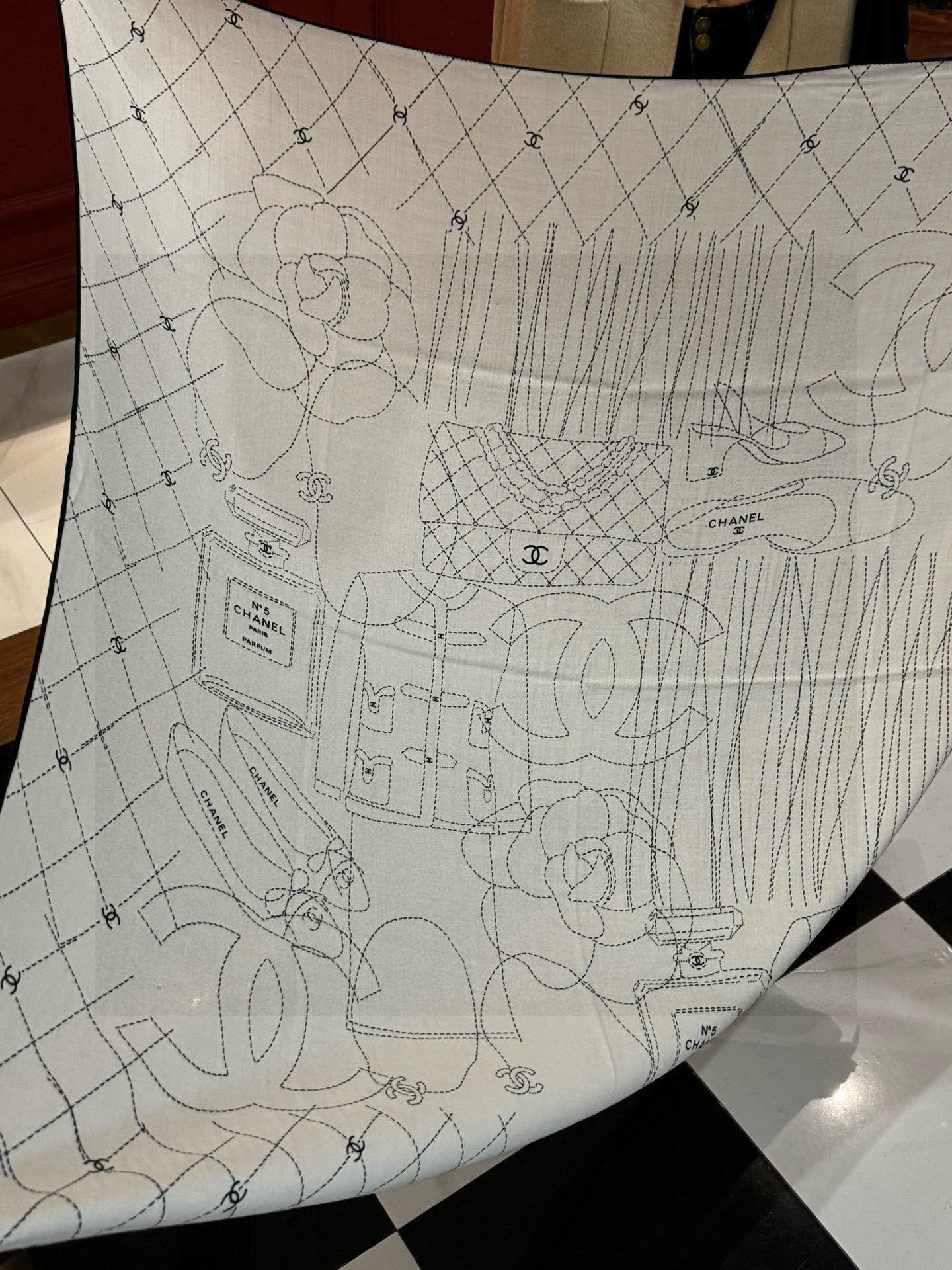 【升级双面同色 加密面料】 上新❤️ 
140*140台版印花  黑白二色 
 高级都市新贵！山茶花的再