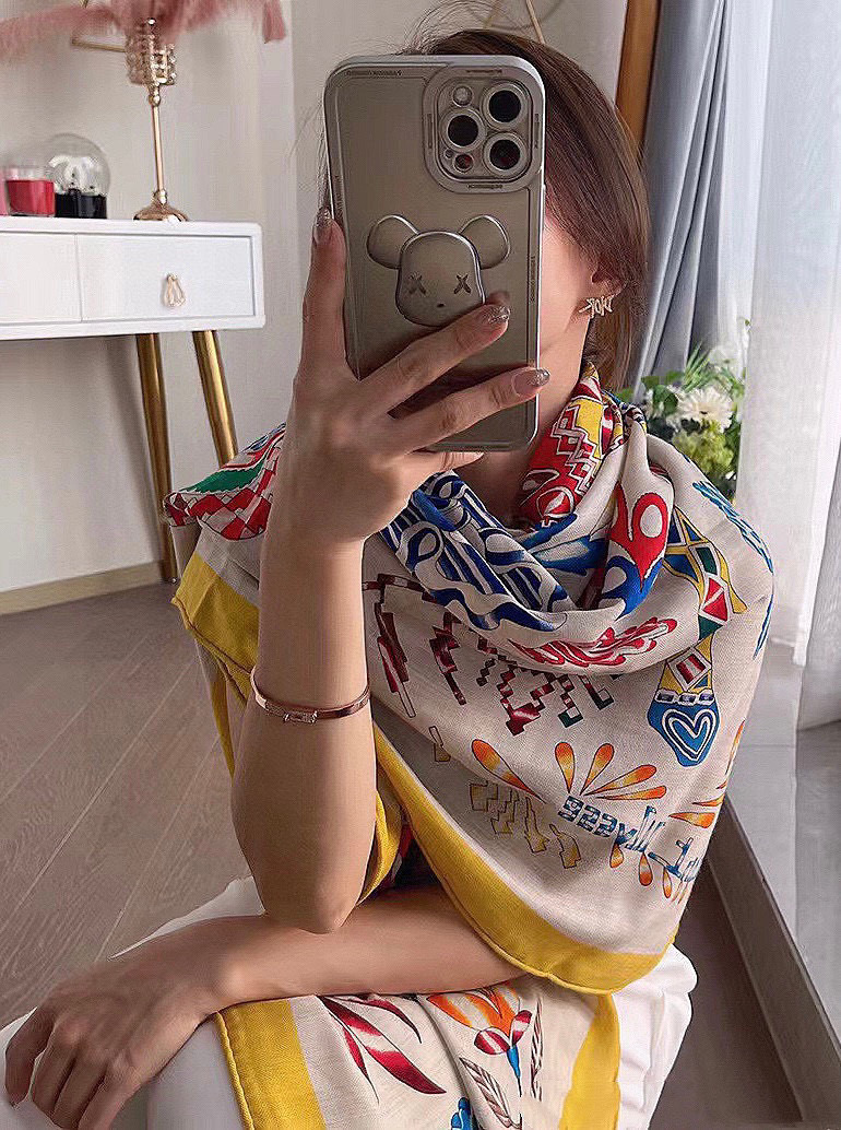  爱马仕～秋冬搭配利器❗️顶级双面同色 版真丝羊绒披肩！！1条等于2条】点睛精彩，图案和配色都超级喜欢，