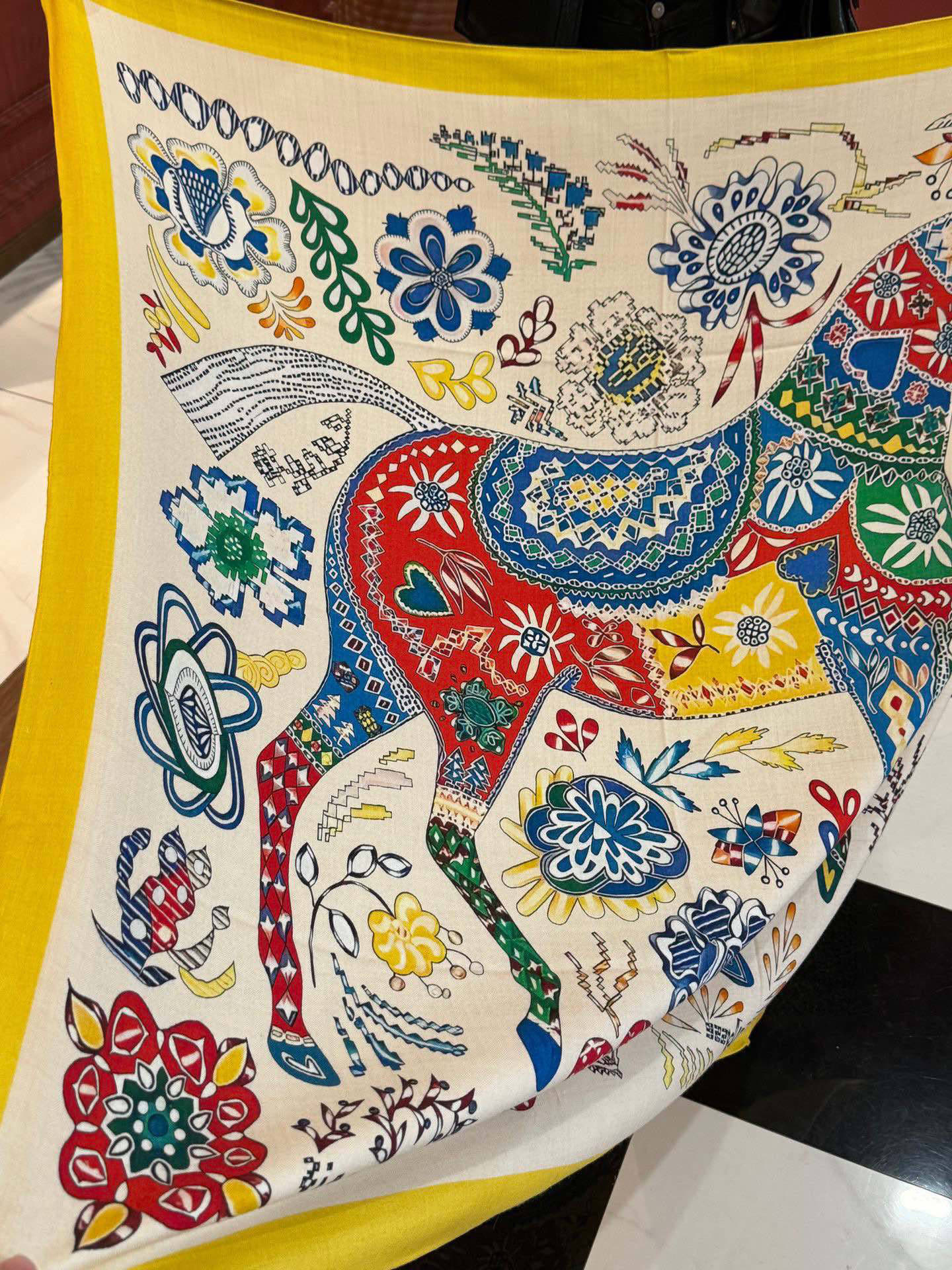  爱马仕～秋冬搭配利器❗️顶级双面同色 版真丝羊绒披肩！！1条等于2条】点睛精彩，图案和配色都超级喜欢，