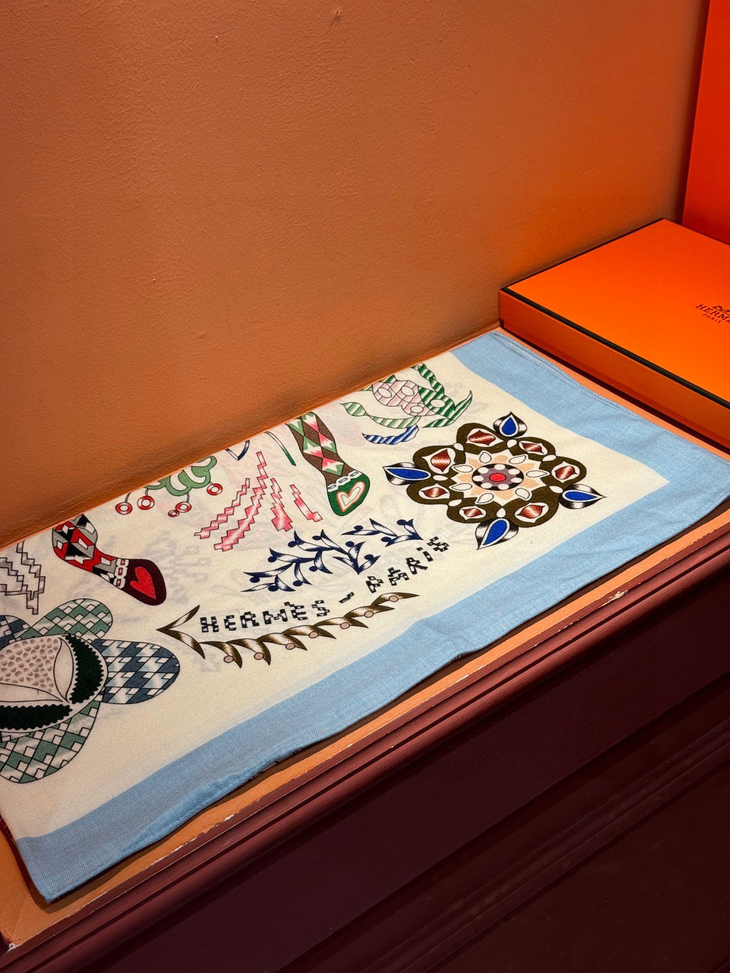  爱马仕～秋冬搭配利器❗️顶级双面同色 版真丝羊绒披肩！！1条等于2条】点睛精彩，图案和配色都超级喜欢，