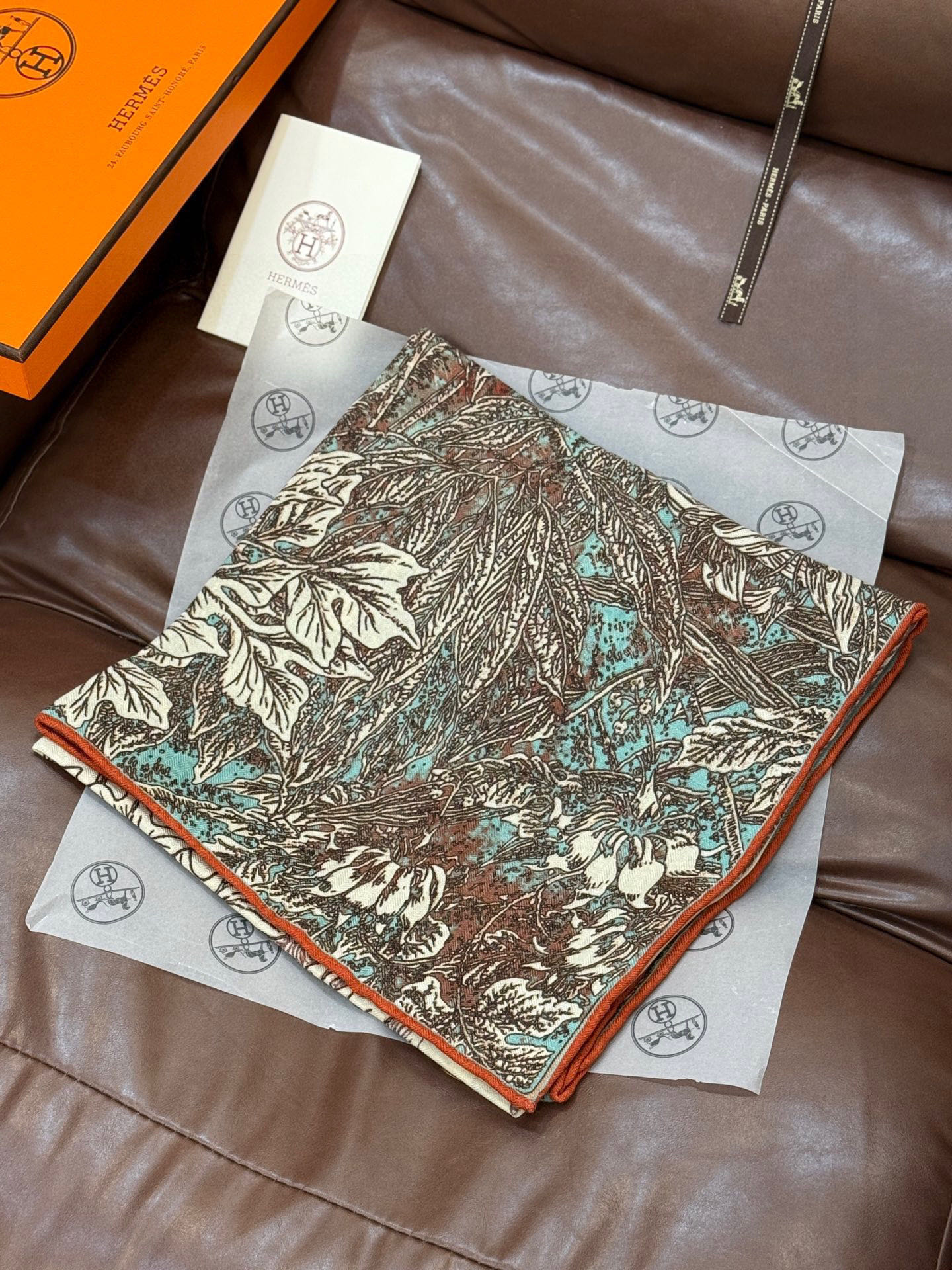  💟2025年秋冬抢先 上新💞【双面同色丝毛方巾】手工卷边山羊绒和真丝混纺披肩（70%山羊绒，30%桑蚕