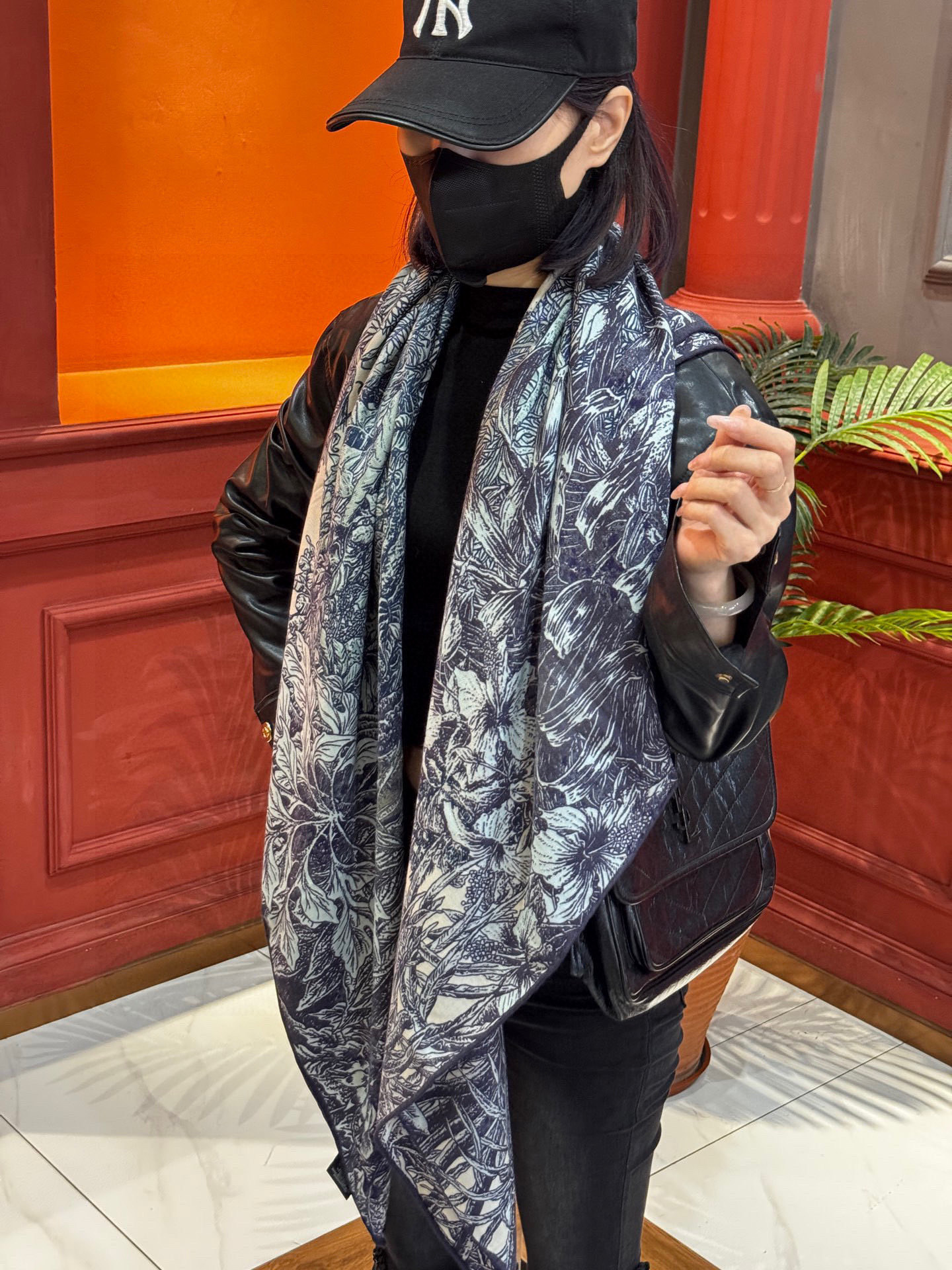  💟2025年秋冬抢先 上新💞【双面同色丝毛方巾】手工卷边山羊绒和真丝混纺披肩（70%山羊绒，30%桑蚕