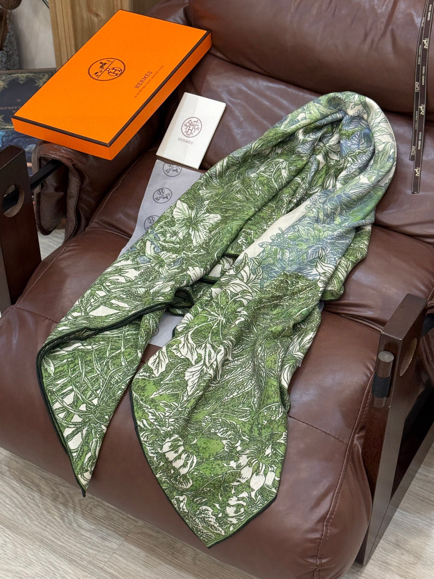  💟2025年秋冬抢先 上新💞【双面同色丝毛方巾】手工卷边山羊绒和真丝混纺披肩（70%山羊绒，30%桑蚕