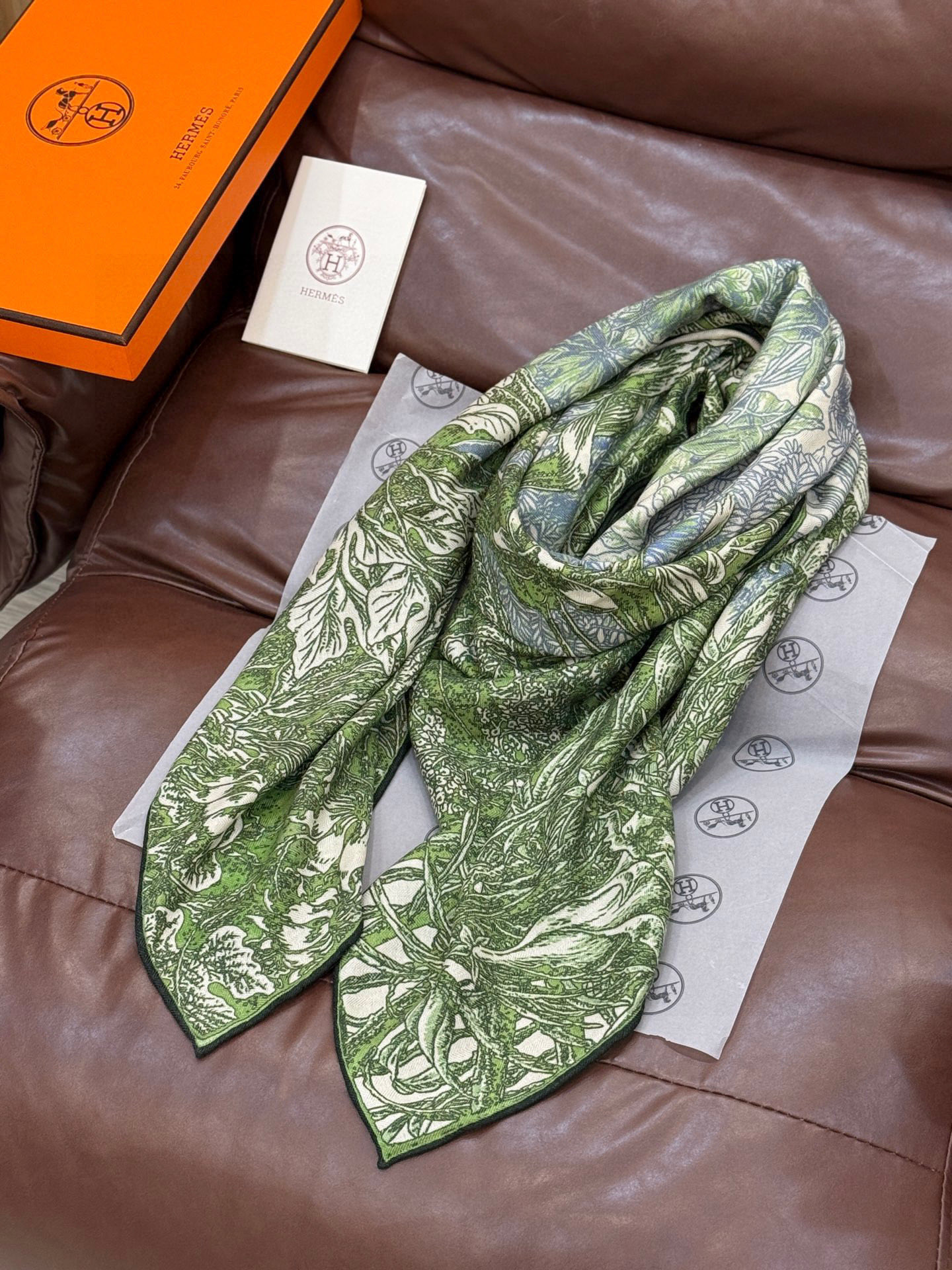  💟2025年秋冬抢先 上新💞【双面同色丝毛方巾】手工卷边山羊绒和真丝混纺披肩（70%山羊绒，30%桑蚕