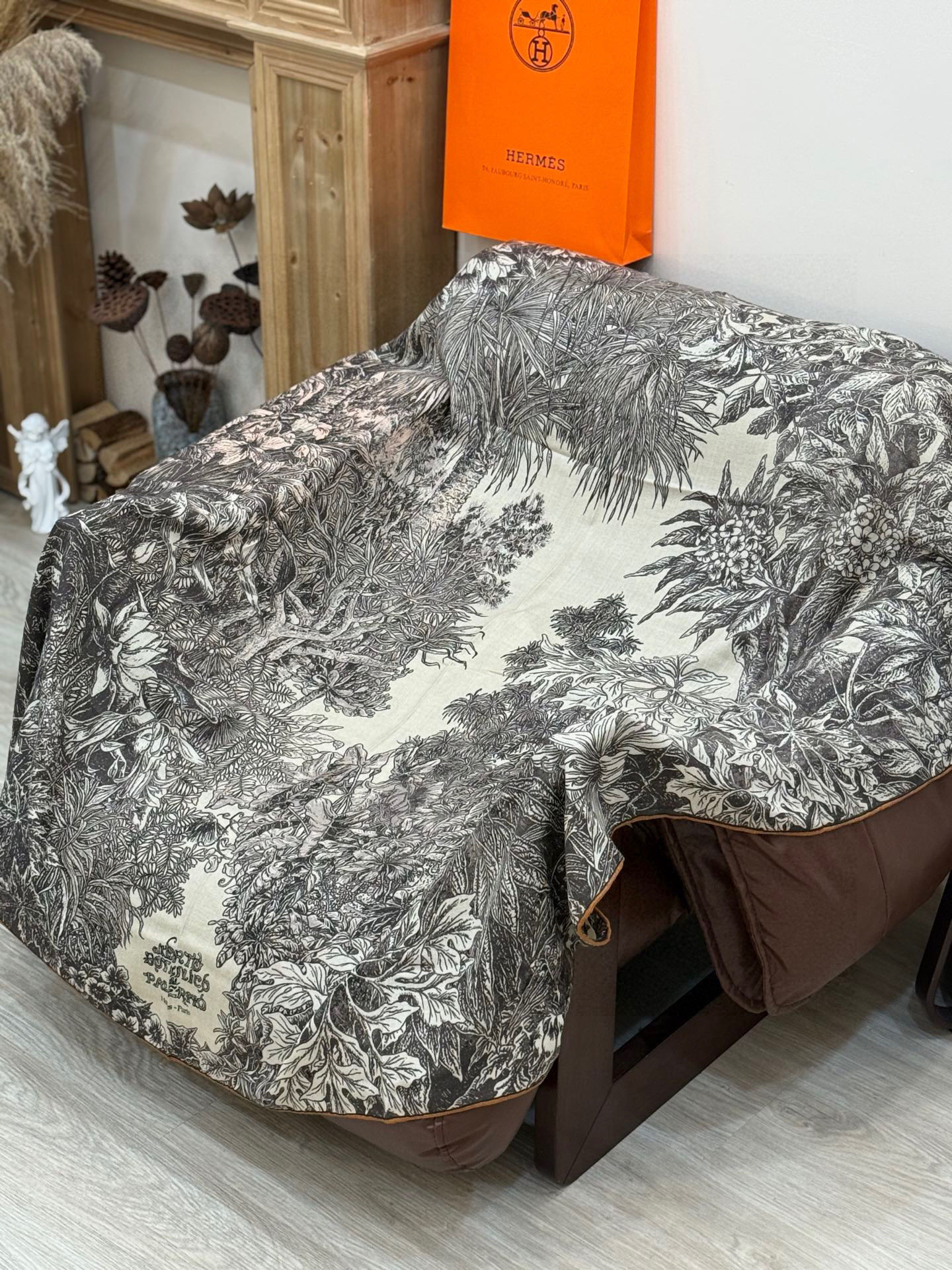  💟2025年秋冬抢先 上新💞【双面同色丝毛方巾】手工卷边山羊绒和真丝混纺披肩（70%山羊绒，30%桑蚕