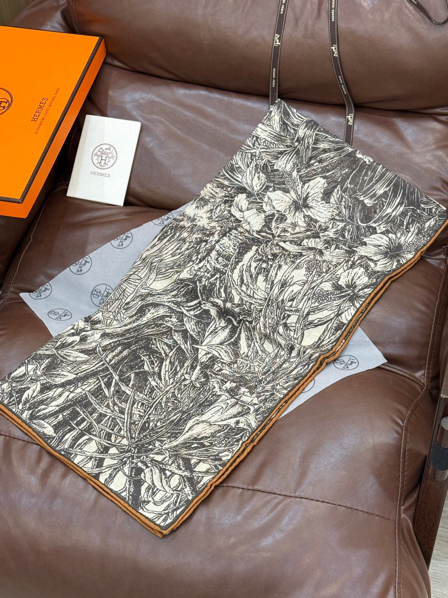  💟2025年秋冬抢先 上新💞【双面同色丝毛方巾】手工卷边山羊绒和真丝混纺披肩（70%山羊绒，30%桑蚕