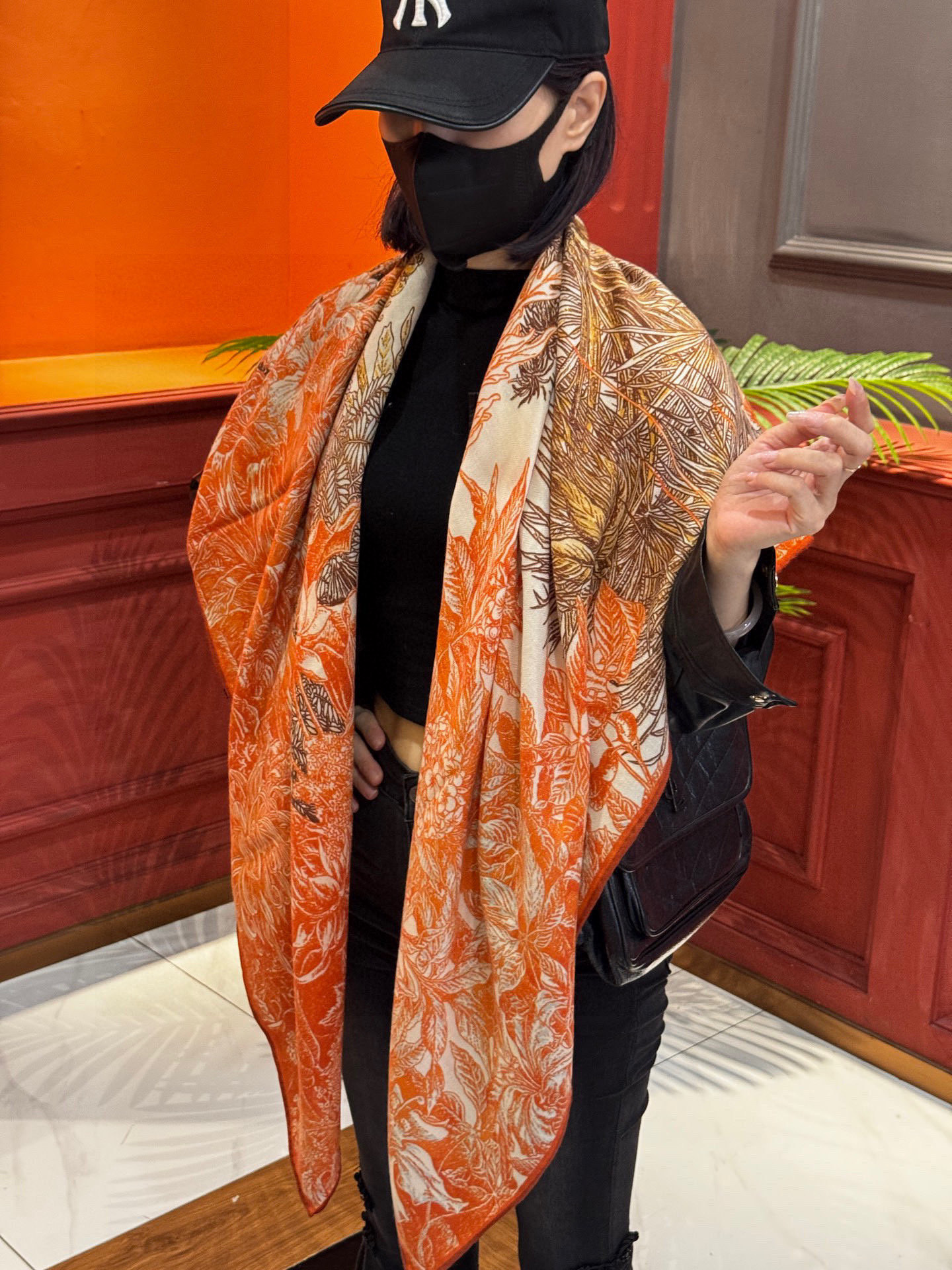 NO:340762,2025 autumn and winter, new [Double-sided same-color silk wool square towel] Handmade rolled cashmere and silk-blend shawl (70 cashmere, 30 mulberry silk) This shawl is made of classic cashmere and silk-blend fabric, soft and light, and easy to wear. A must-have for air-conditioned rooms!  Ideal for cold or slightly cool nights. Size 140x 140cm | Since this shawl is made of hand-curled edges, it may be slightly different from the indicated sizes, high-version scarves, high-version scarves, real silk, shawls198609092025年秋冬抢先 上新【双面同色丝毛方巾】手工卷边山羊绒和真丝混纺披肩（70山羊绒,30桑蚕丝） 这款披肩采用经典山羊绒和真丝混纺面料,柔软轻盈,佩戴方便.空调房必备！寒冷时分或微凉夜间的理想之选. 尺寸140x 140厘米 | 由于这款披肩采用手工卷边,与标示的尺寸或会略有不同高版本围巾,高版本围巾,real silk,shawls,scarf