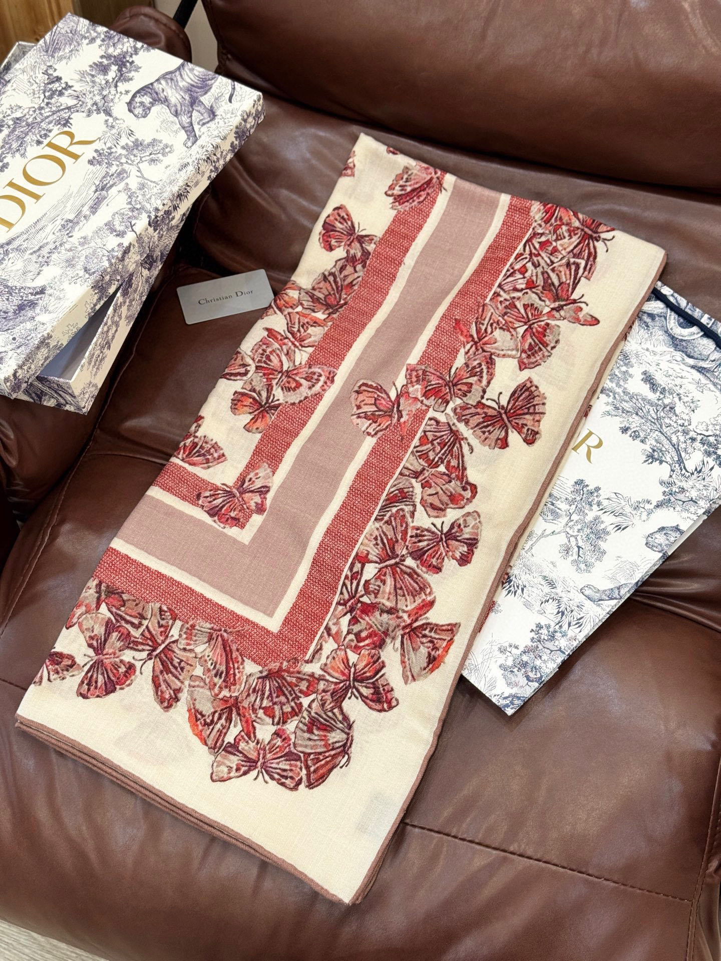  Dior 印花披肩【140顶级丝毛双面同色】Dior Camo PaPillon 图案

这款披肩饰以