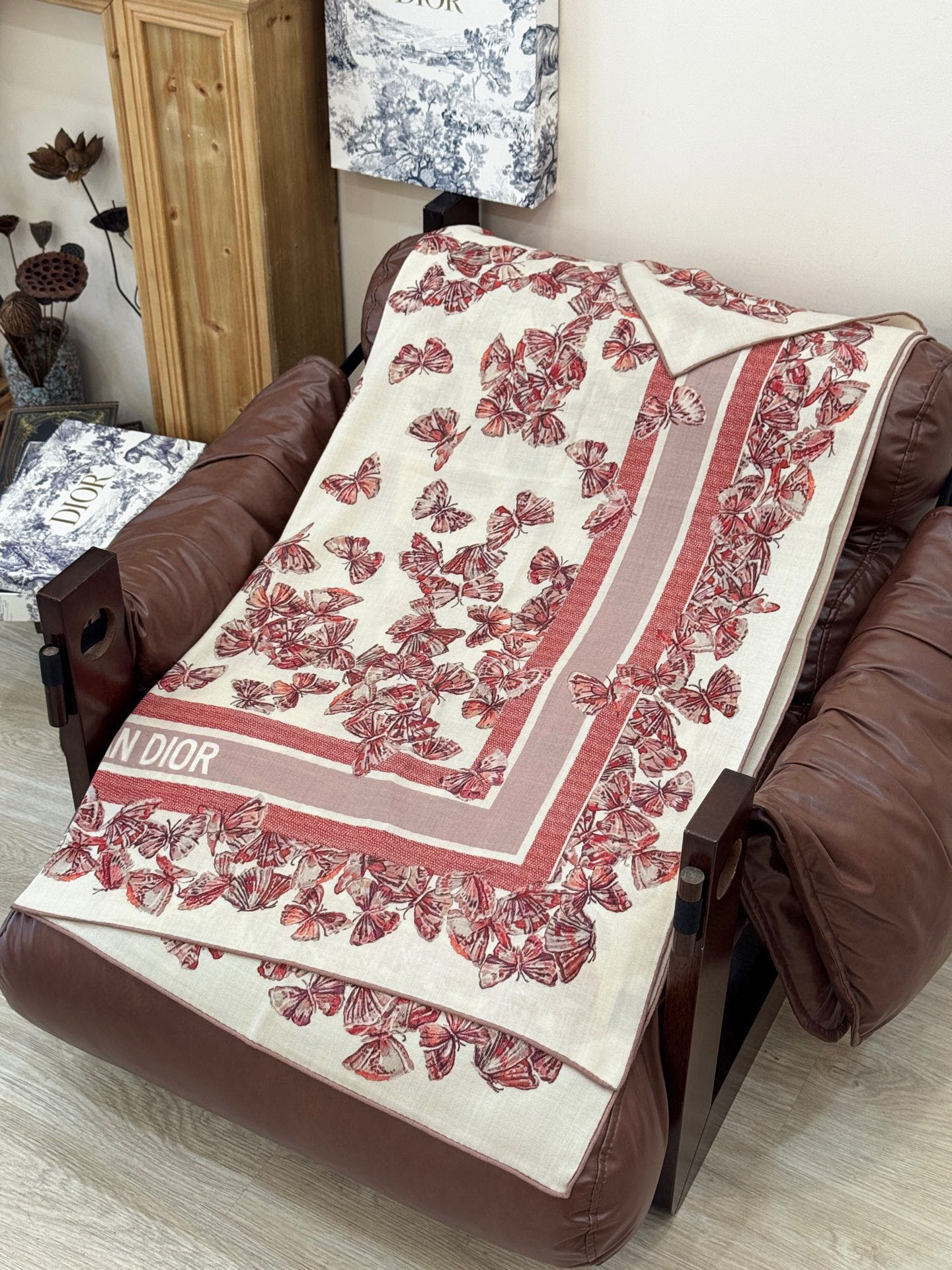  Dior 印花披肩【140顶级丝毛双面同色】Dior Camo PaPillon 图案

这款披肩饰以