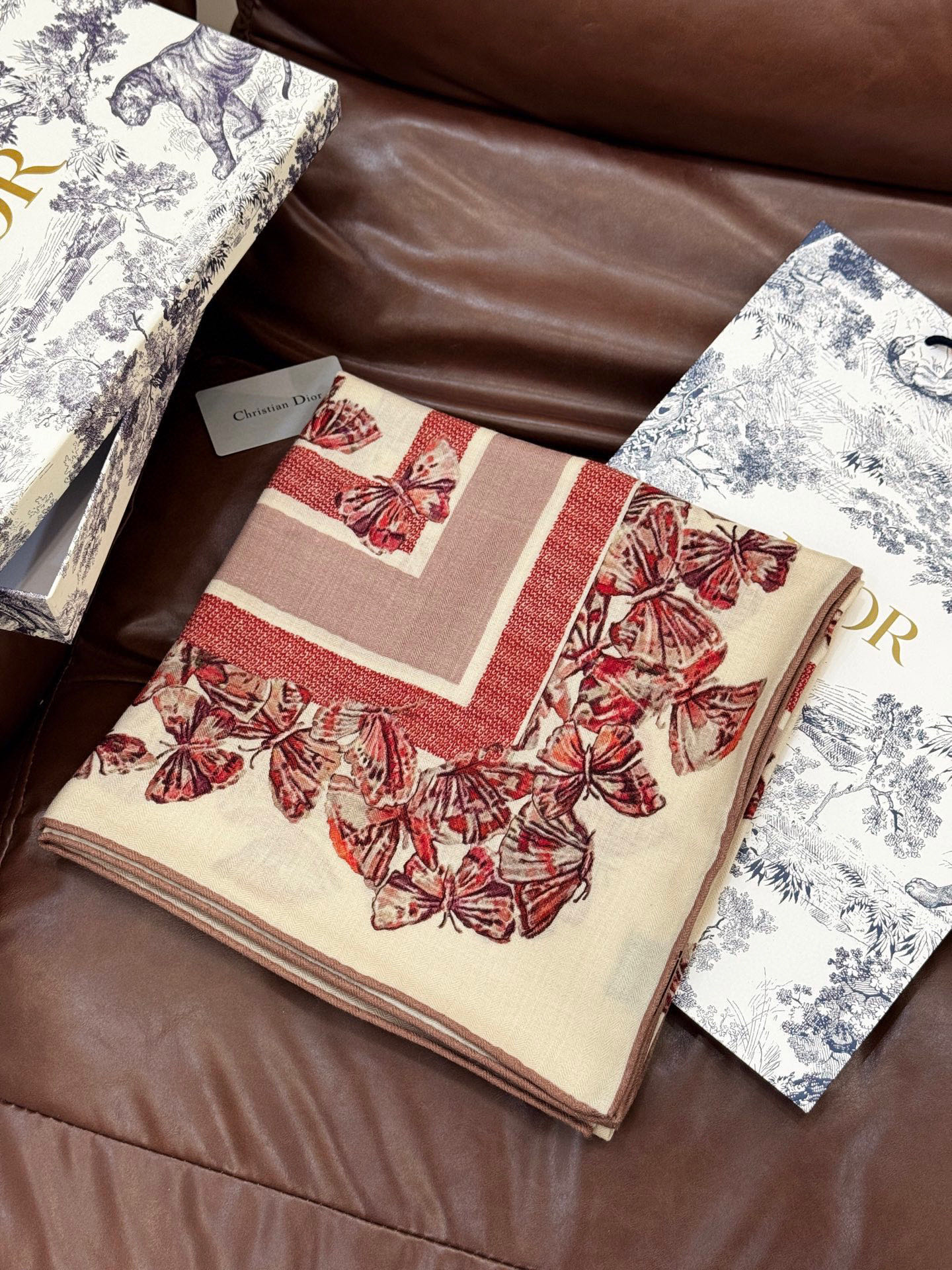  Dior 印花披肩【140顶级丝毛双面同色】Dior Camo PaPillon 图案

这款披肩饰以