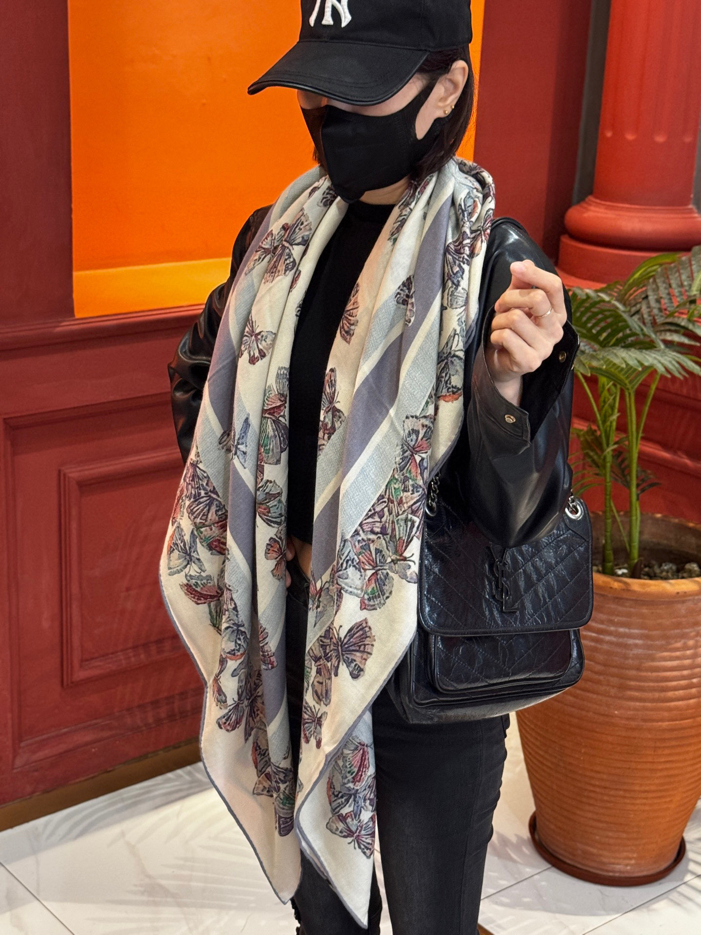  Dior 印花披肩【140顶级丝毛双面同色】Dior Camo PaPillon 图案

这款披肩饰以