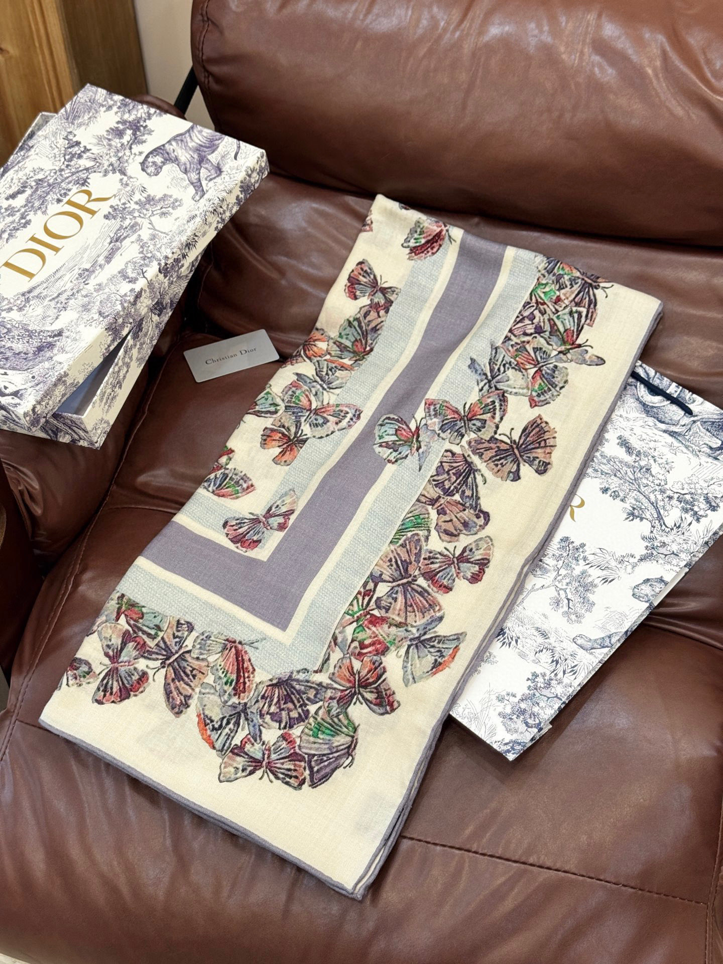  Dior 印花披肩【140顶级丝毛双面同色】Dior Camo PaPillon 图案

这款披肩饰以