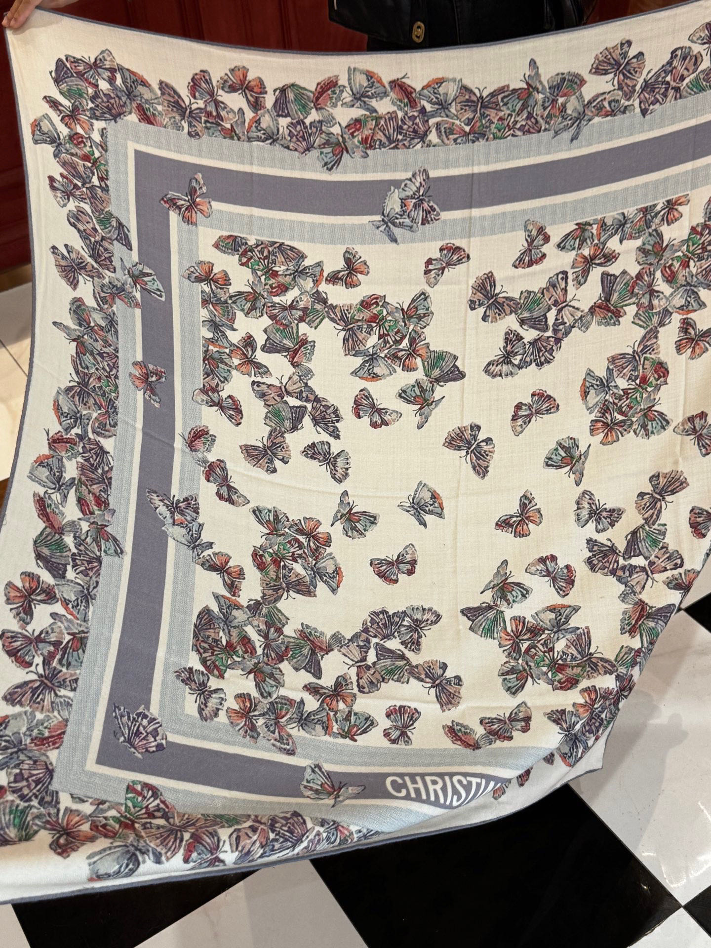  Dior 印花披肩【140顶级丝毛双面同色】Dior Camo PaPillon 图案

这款披肩饰以