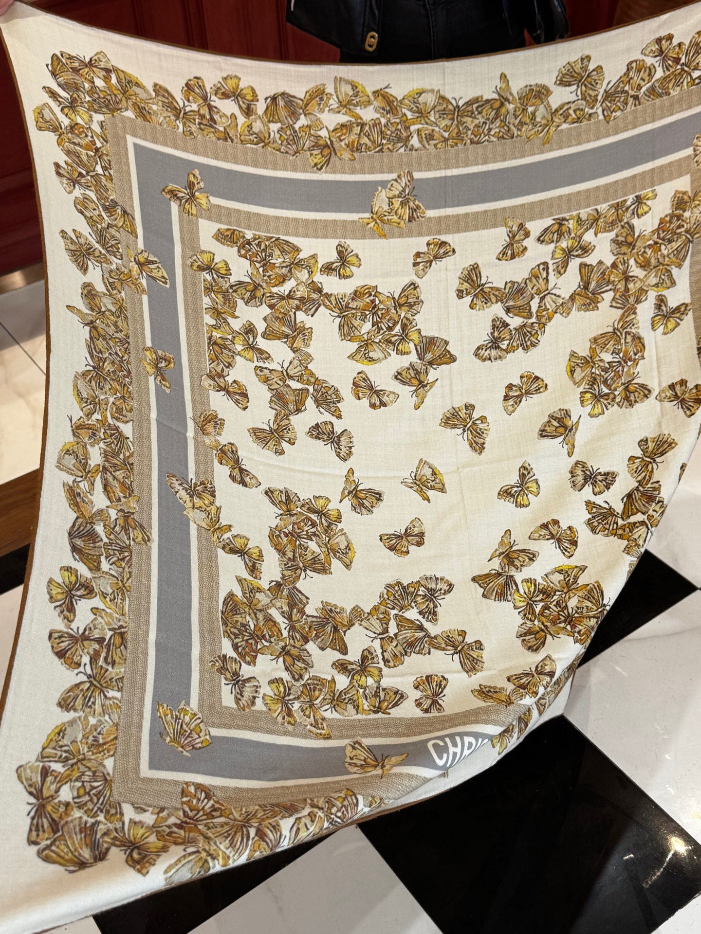  Dior 印花披肩【140顶级丝毛双面同色】Dior Camo PaPillon 图案

这款披肩饰以