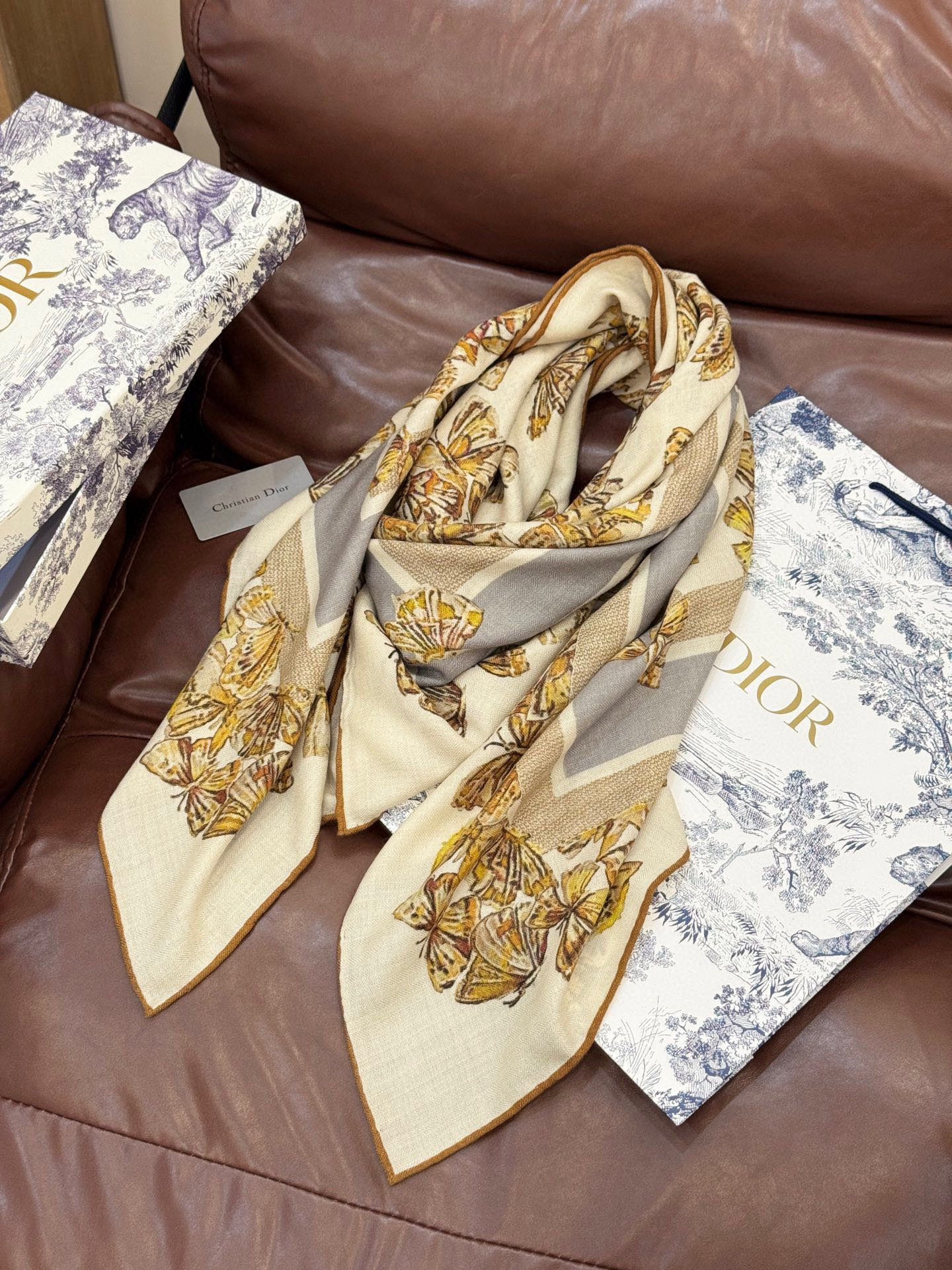  Dior 印花披肩【140顶级丝毛双面同色】Dior Camo PaPillon 图案

这款披肩饰以