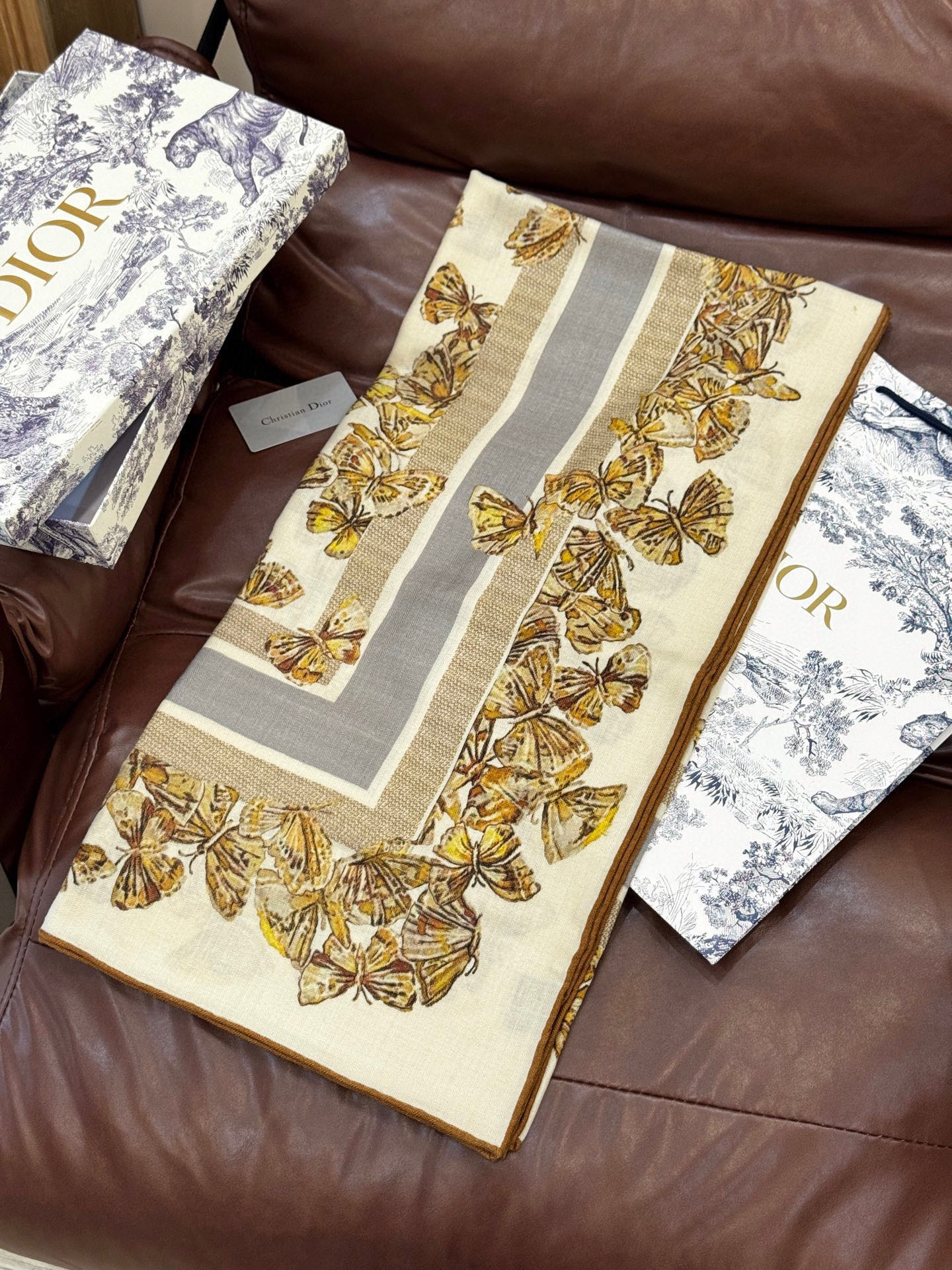  Dior 印花披肩【140顶级丝毛双面同色】Dior Camo PaPillon 图案

这款披肩饰以