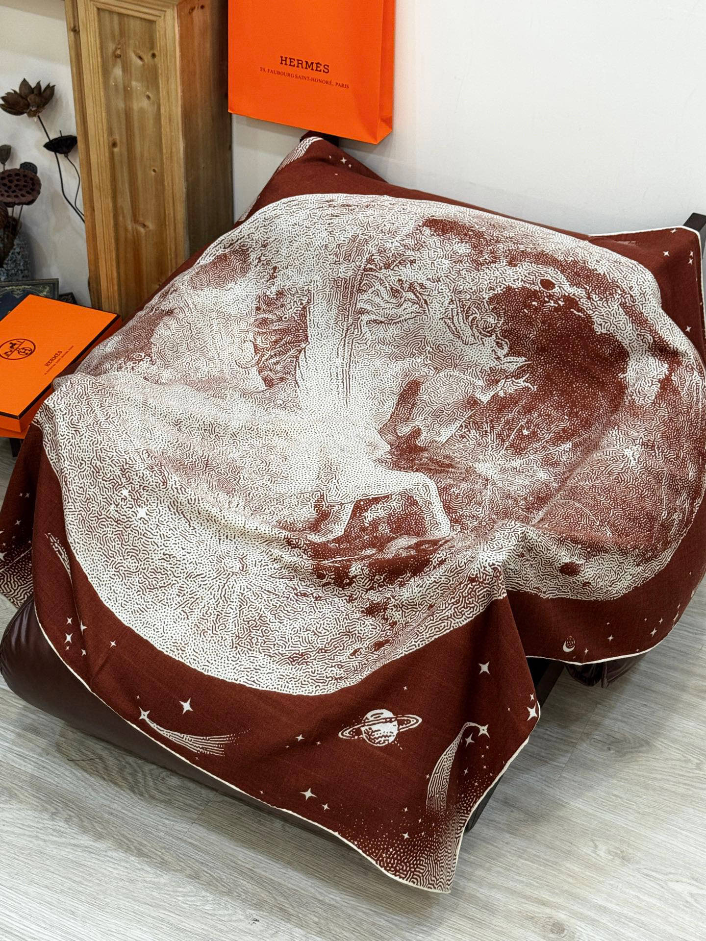  HERMES爱马仕新款|月光飞马Clair de Lune羊绒和真丝披肩，手工卷边(70%羊绒，30%