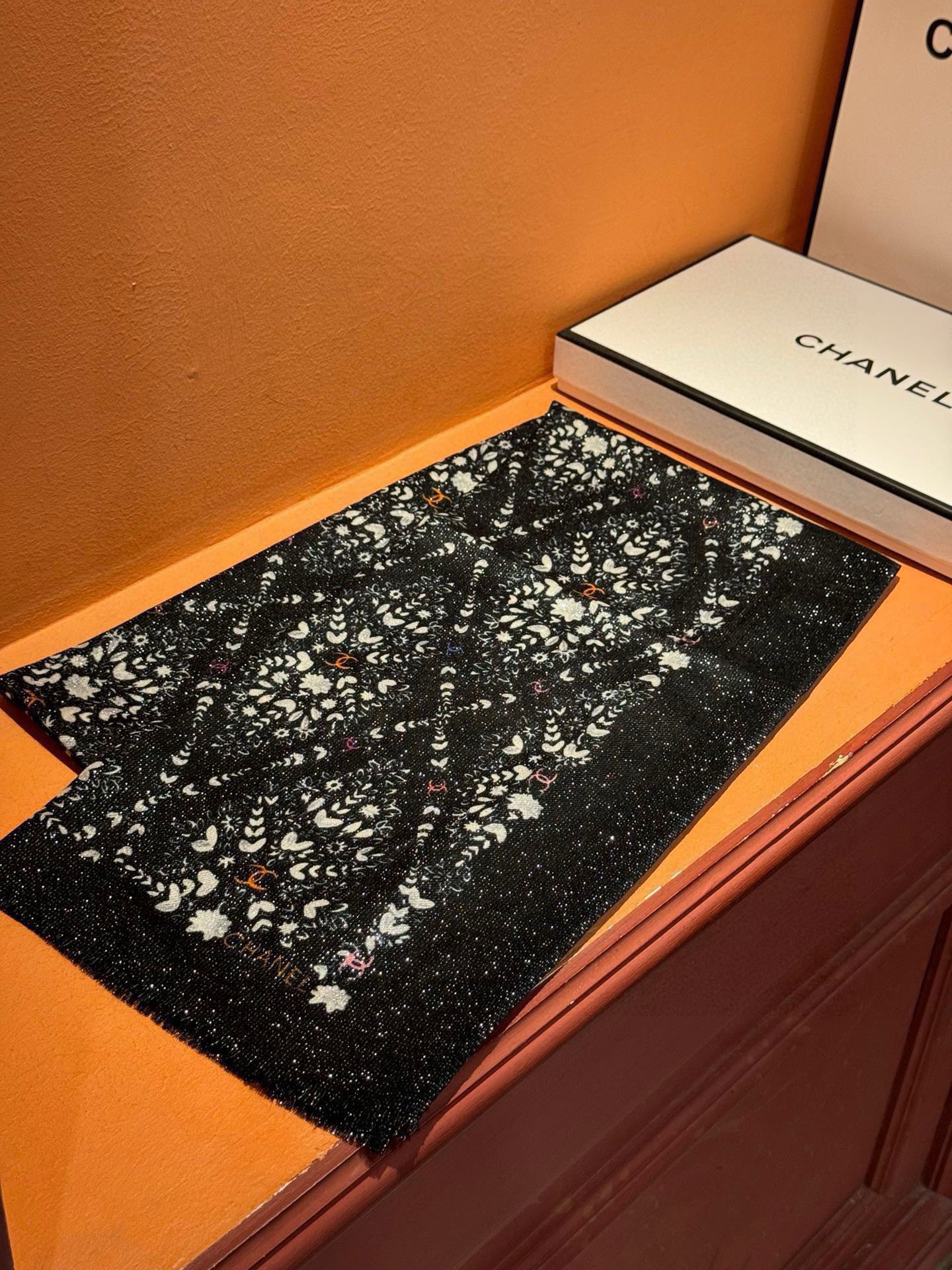   会发光发亮的围巾💟香奶奶专柜上新客供羊绒长巾👑👑 卖的超爆的，亮晶晶✨的银丝上身才会知道她的美，洋气