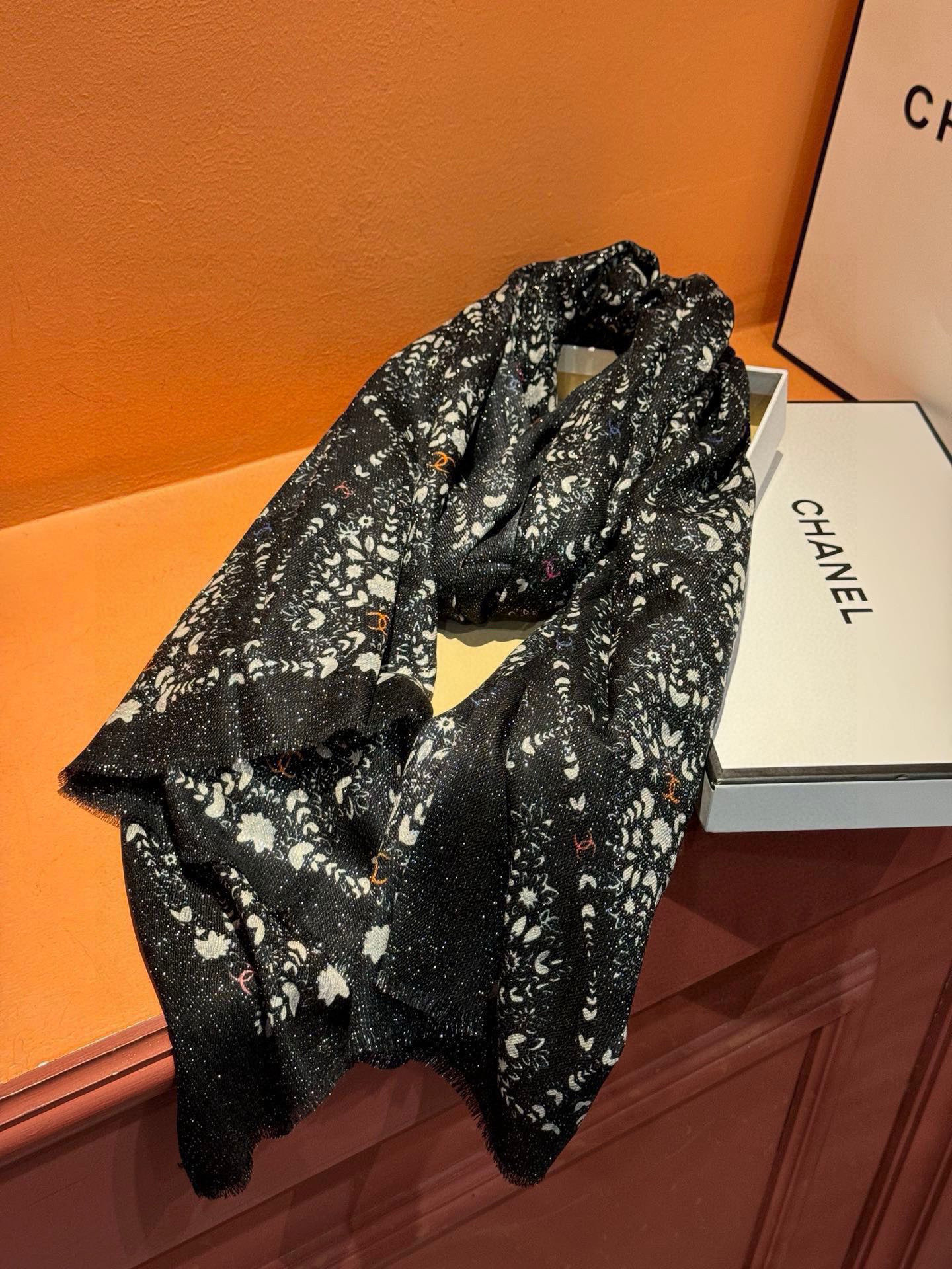   会发光发亮的围巾💟香奶奶专柜上新客供羊绒长巾👑👑 卖的超爆的，亮晶晶✨的银丝上身才会知道她的美，洋气