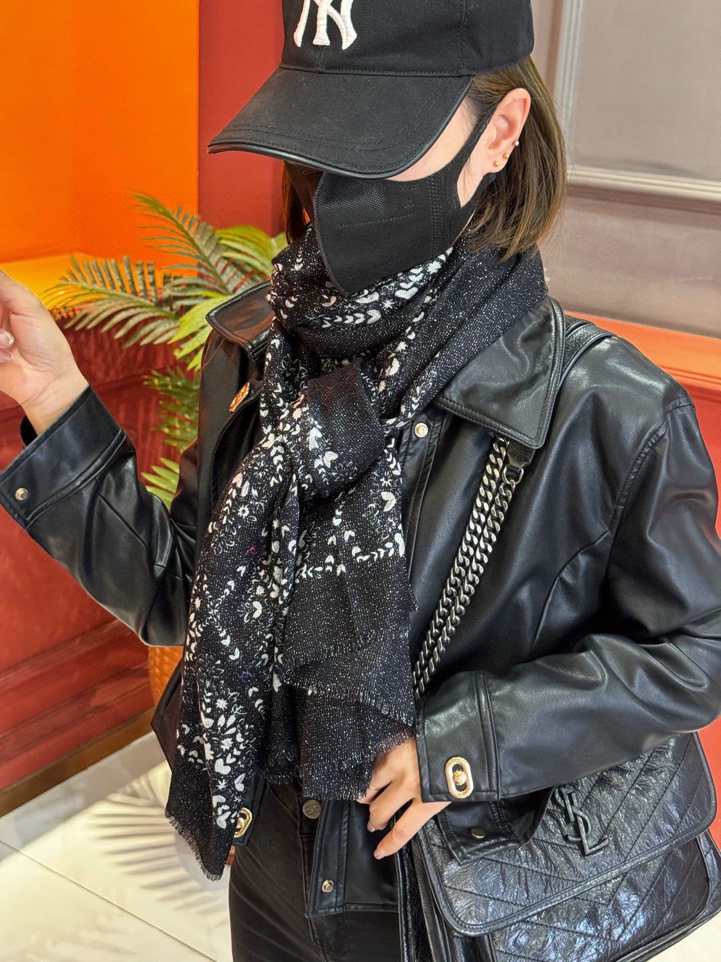   会发光发亮的围巾💟香奶奶专柜上新客供羊绒长巾👑👑 卖的超爆的，亮晶晶✨的银丝上身才会知道她的美，洋气