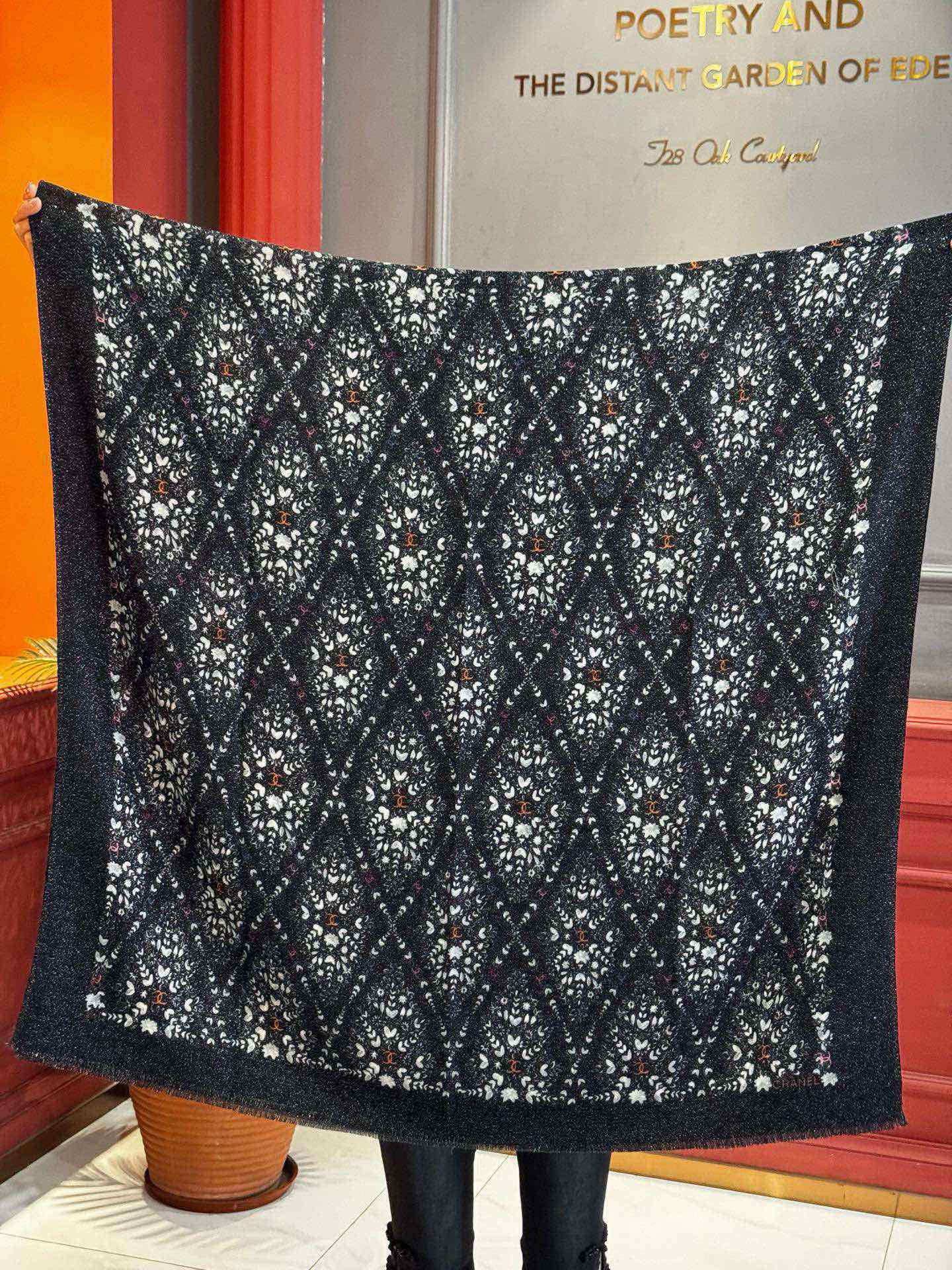   会发光发亮的围巾💟香奶奶专柜上新客供羊绒长巾👑👑 卖的超爆的，亮晶晶✨的银丝上身才会知道她的美，洋气