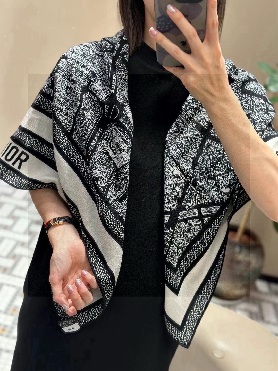  Dior ❤【️巴黎地图】黄金尺寸110*110
双面同色丝绒方巾
 不爱140繁复尺寸的姐妹可以选择