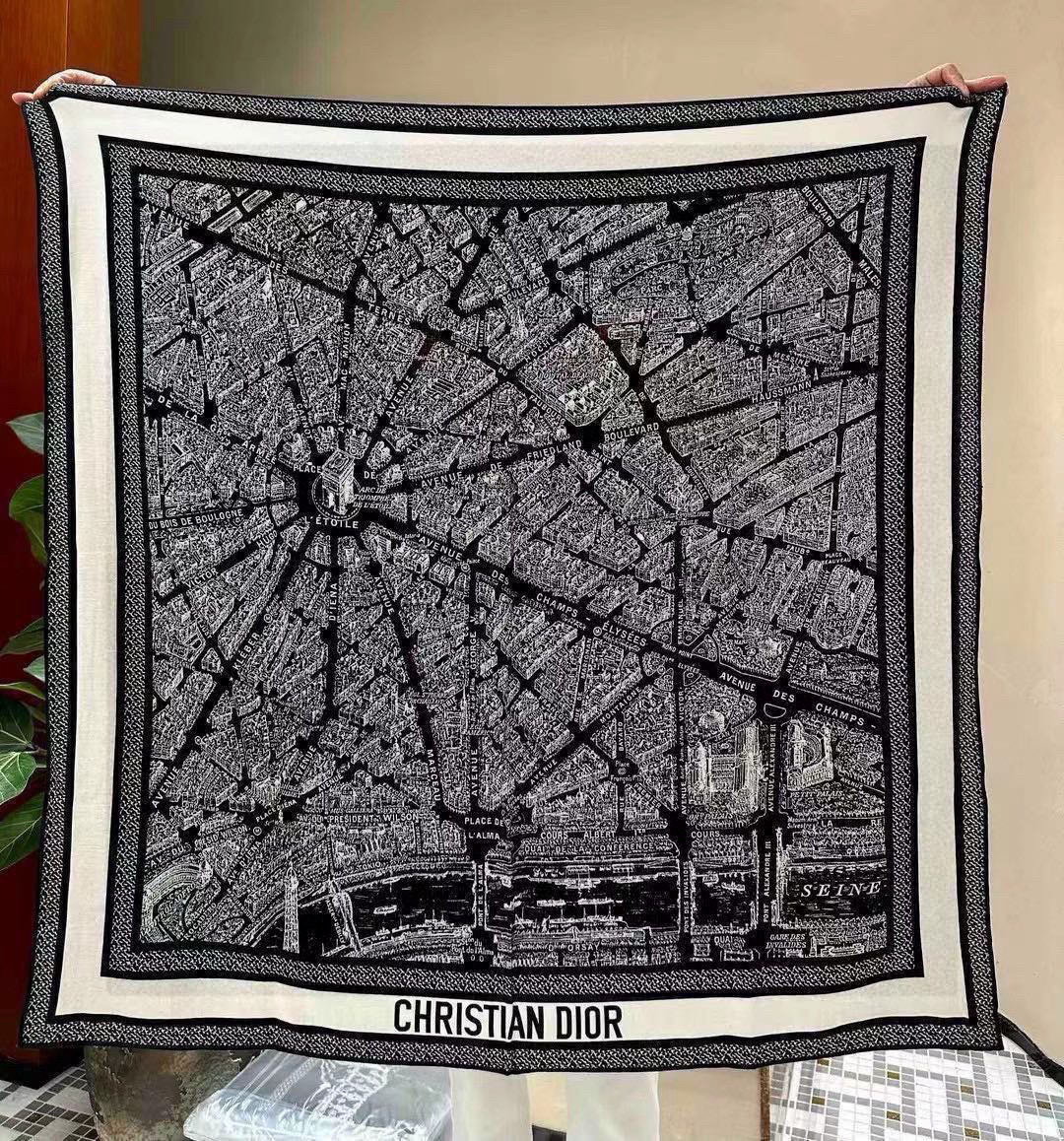  Dior ❤【️巴黎地图】黄金尺寸110*110
双面同色丝绒方巾
 不爱140繁复尺寸的姐妹可以选择