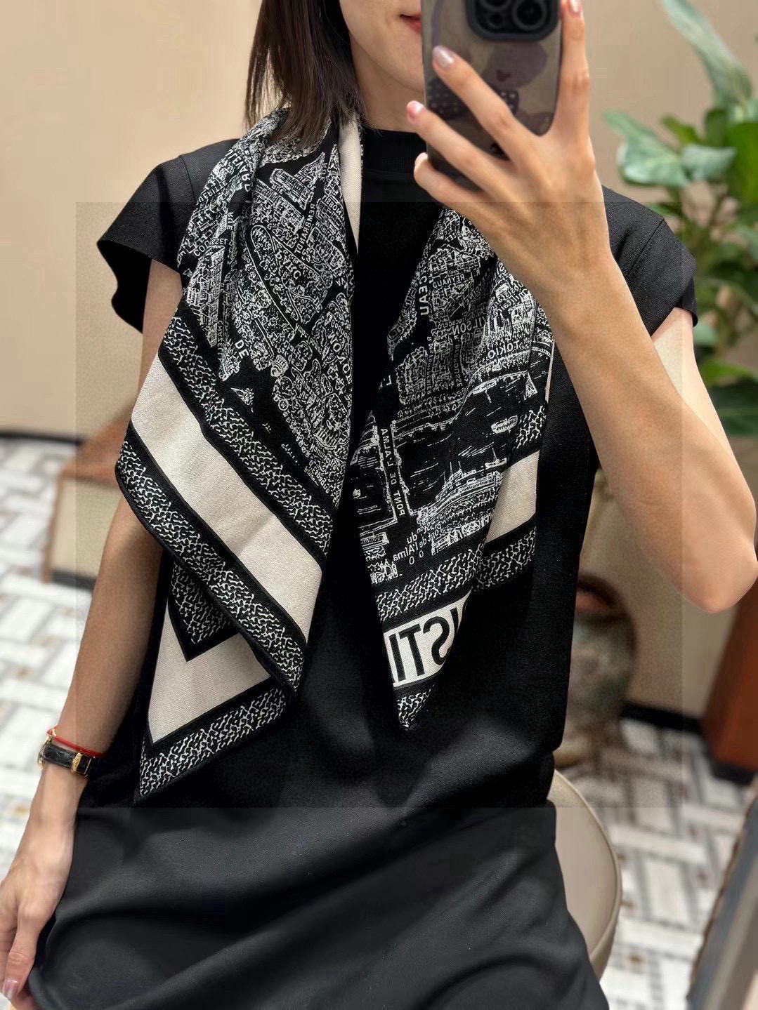  Dior ❤【️巴黎地图】黄金尺寸110*110
双面同色丝绒方巾
 不爱140繁复尺寸的姐妹可以选择