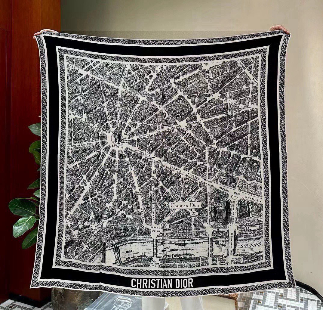  Dior ❤【️巴黎地图】黄金尺寸110*110
双面同色丝绒方巾
 不爱140繁复尺寸的姐妹可以选择