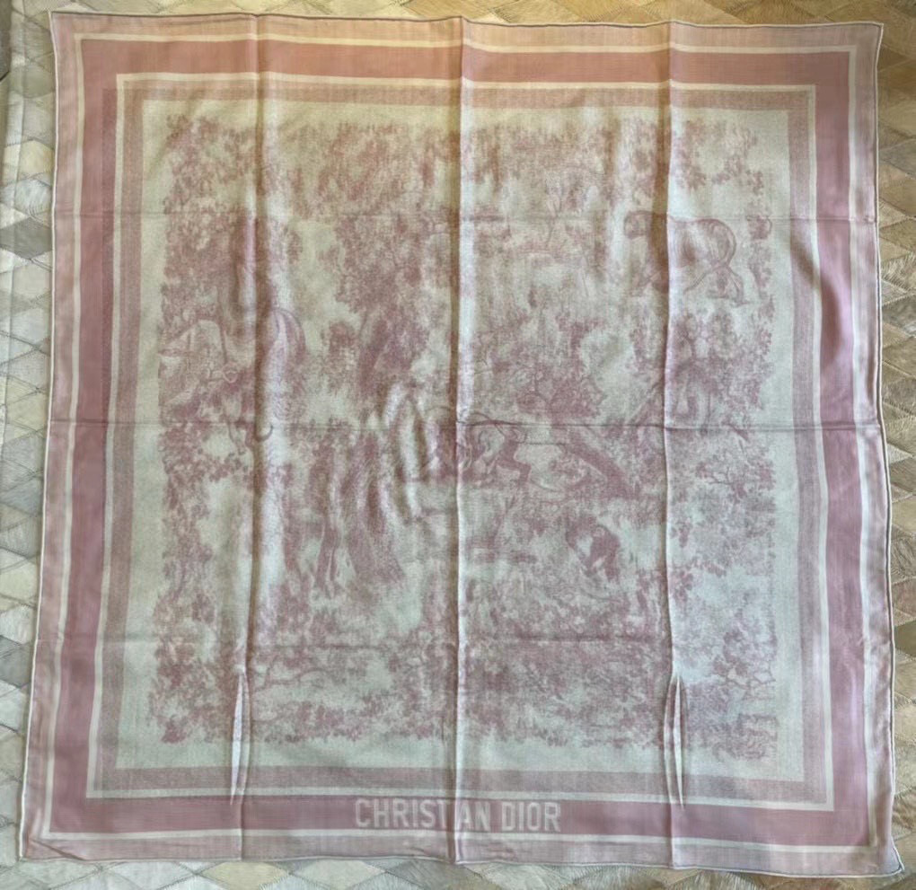  上新❤️ 𝐃𝐈𝐎𝐑 早春新款 《茹伊丛手绘方巾》
size：110x110 cm   【双面同色丝绒方