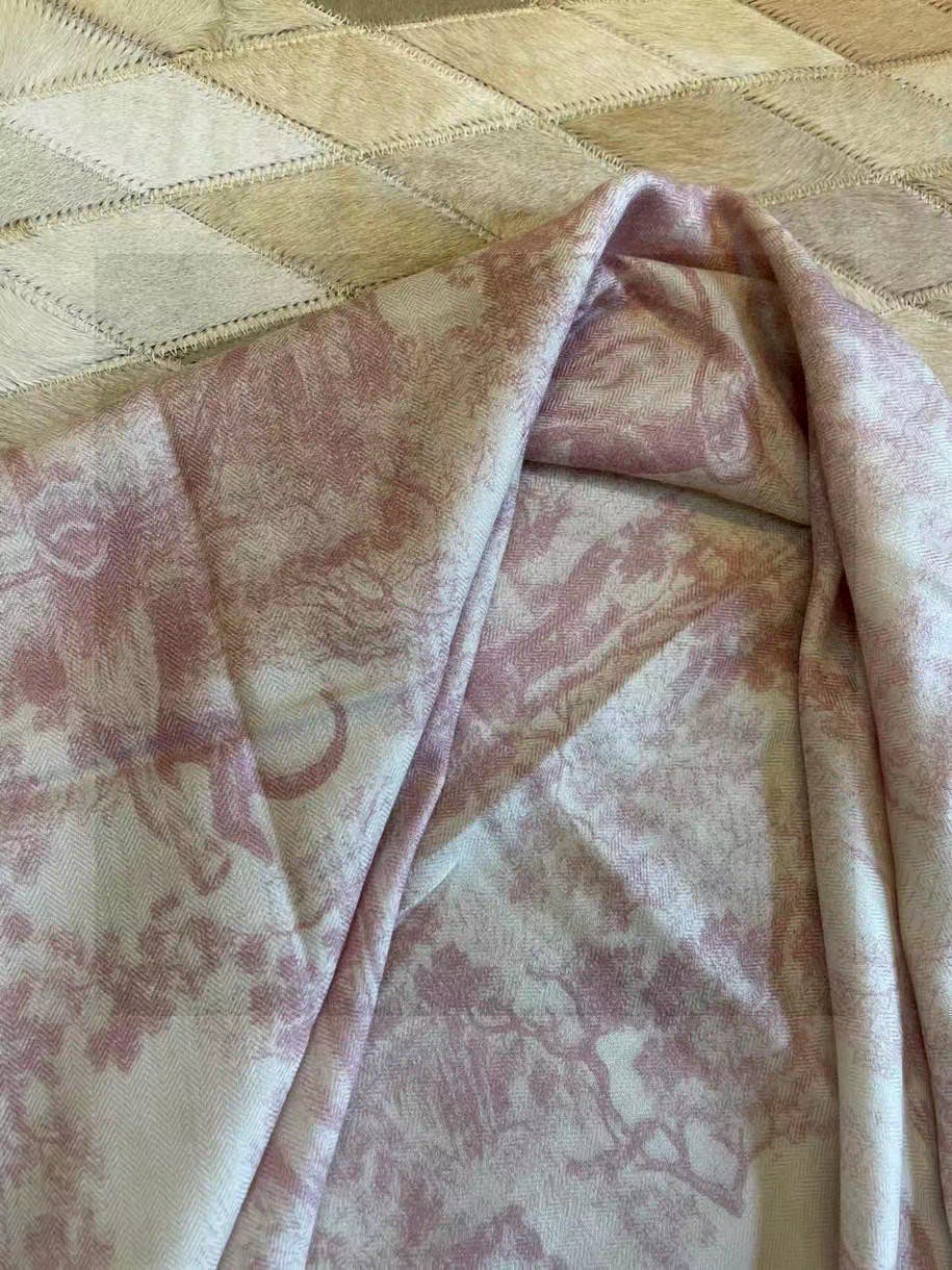  上新❤️ 𝐃𝐈𝐎𝐑 早春新款 《茹伊丛手绘方巾》
size：110x110 cm   【双面同色丝绒方