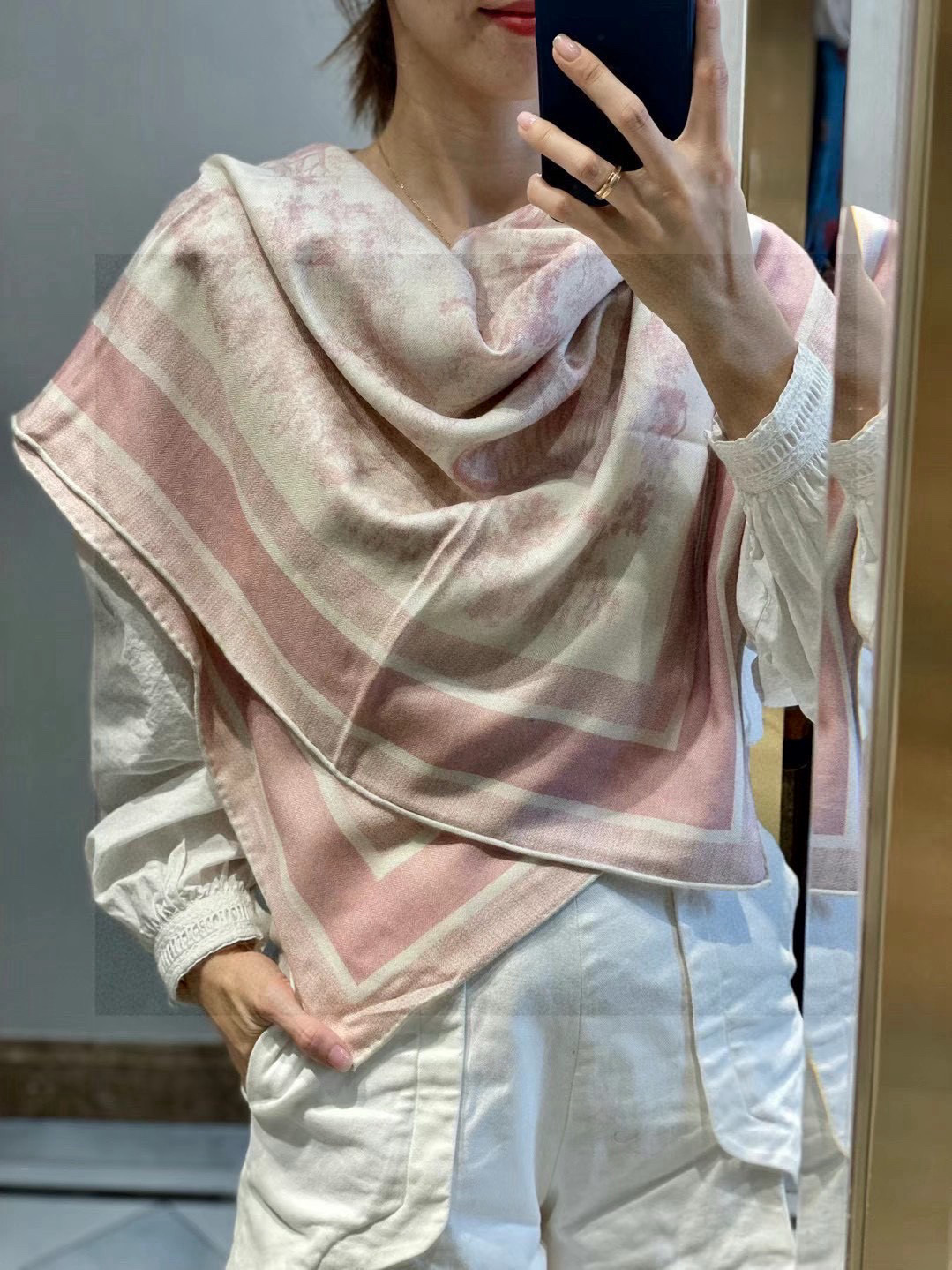  上新❤️ 𝐃𝐈𝐎𝐑 早春新款 《茹伊丛手绘方巾》
size：110x110 cm   【双面同色丝绒方