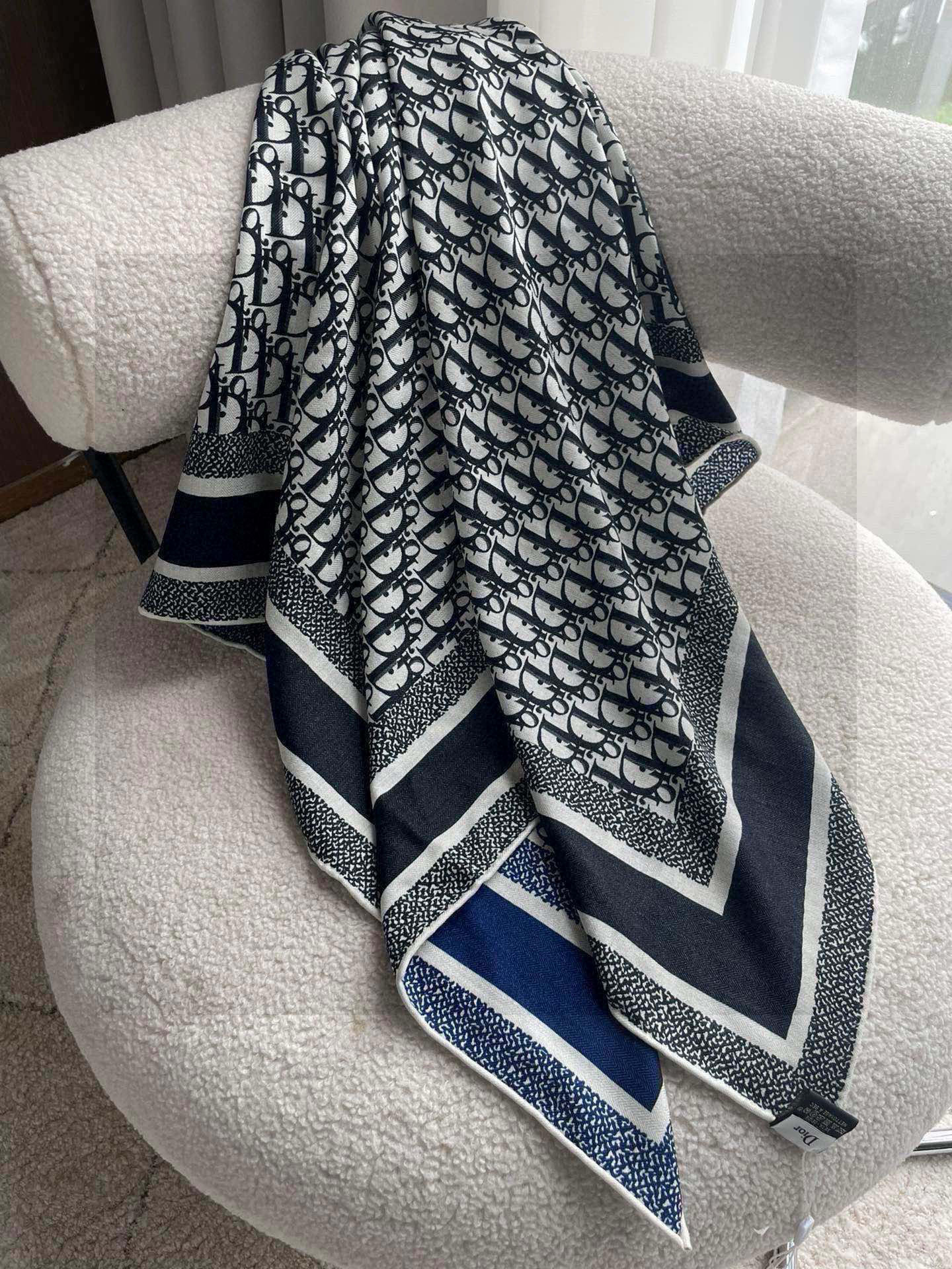   羊绒围巾有了更时尚的玩转！实物这款Dior双面披肩超高级，腔调质感，时髦休闲！！双色撞色的感觉在日常