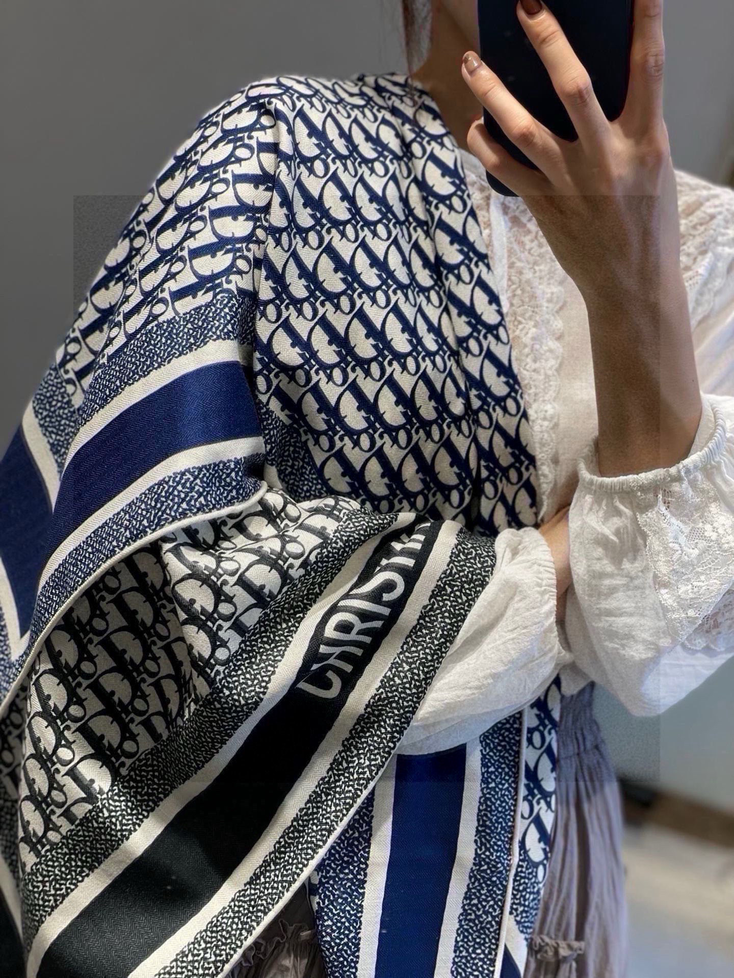   羊绒围巾有了更时尚的玩转！实物这款Dior双面披肩超高级，腔调质感，时髦休闲！！双色撞色的感觉在日常