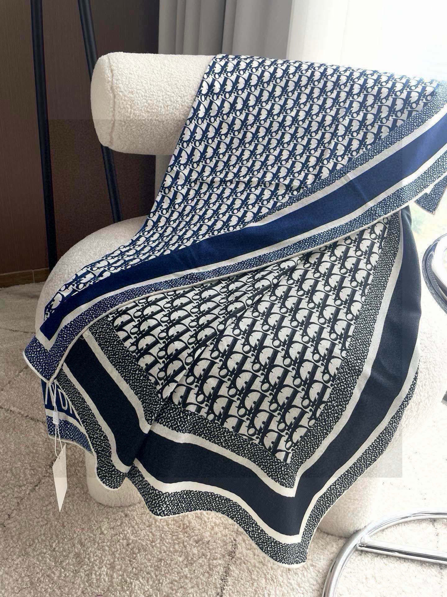   羊绒围巾有了更时尚的玩转！实物这款Dior双面披肩超高级，腔调质感，时髦休闲！！双色撞色的感觉在日常