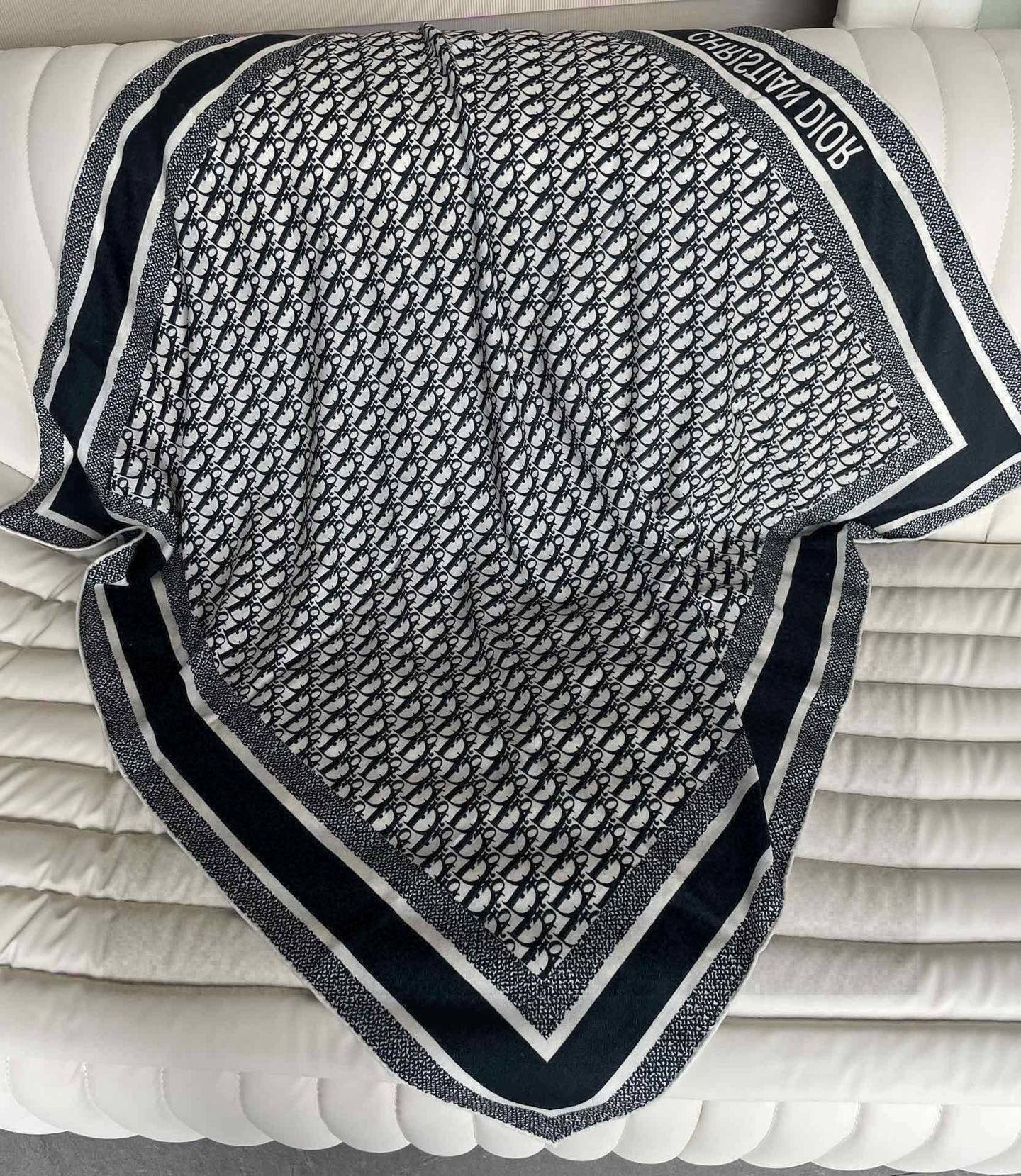   羊绒围巾有了更时尚的玩转！实物这款Dior双面披肩超高级，腔调质感，时髦休闲！！双色撞色的感觉在日常