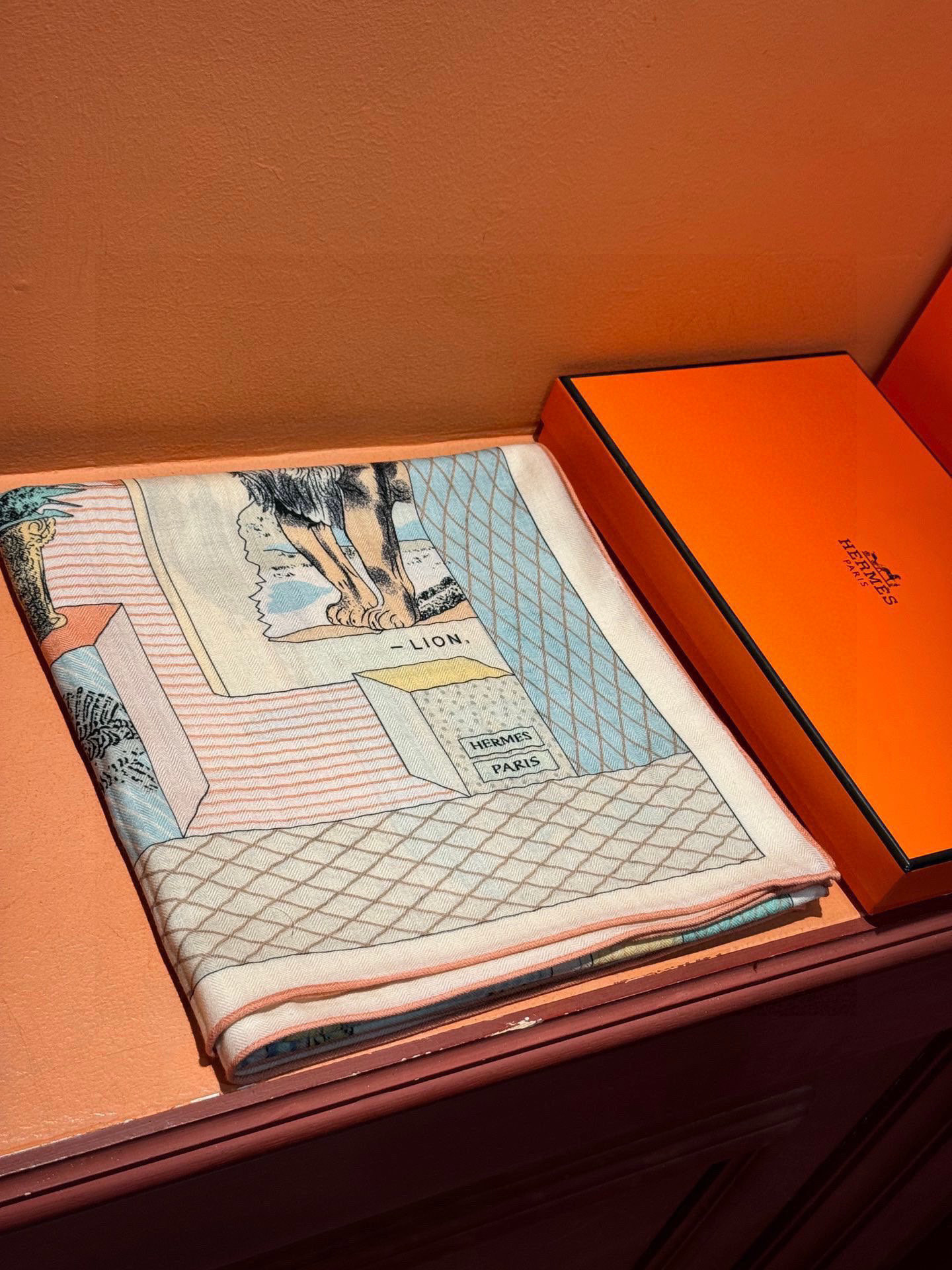  爱马仕新款双面同色 品名  新型大剧院面料：丝绒尺寸：140*140 这款爱马仕点睛配饰可以多种方式佩