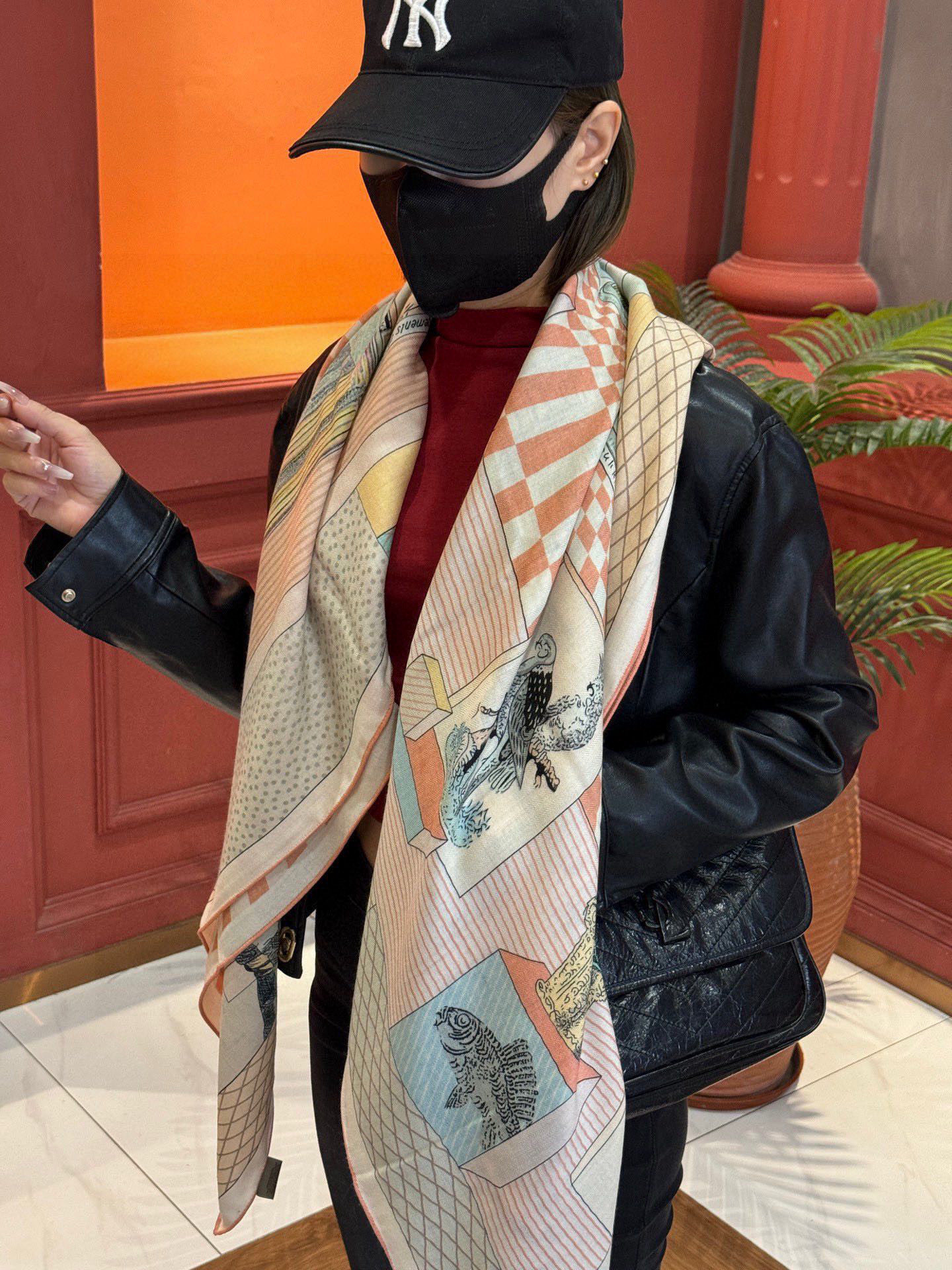  爱马仕新款双面同色 品名  新型大剧院面料：丝绒尺寸：140*140 这款爱马仕点睛配饰可以多种方式佩