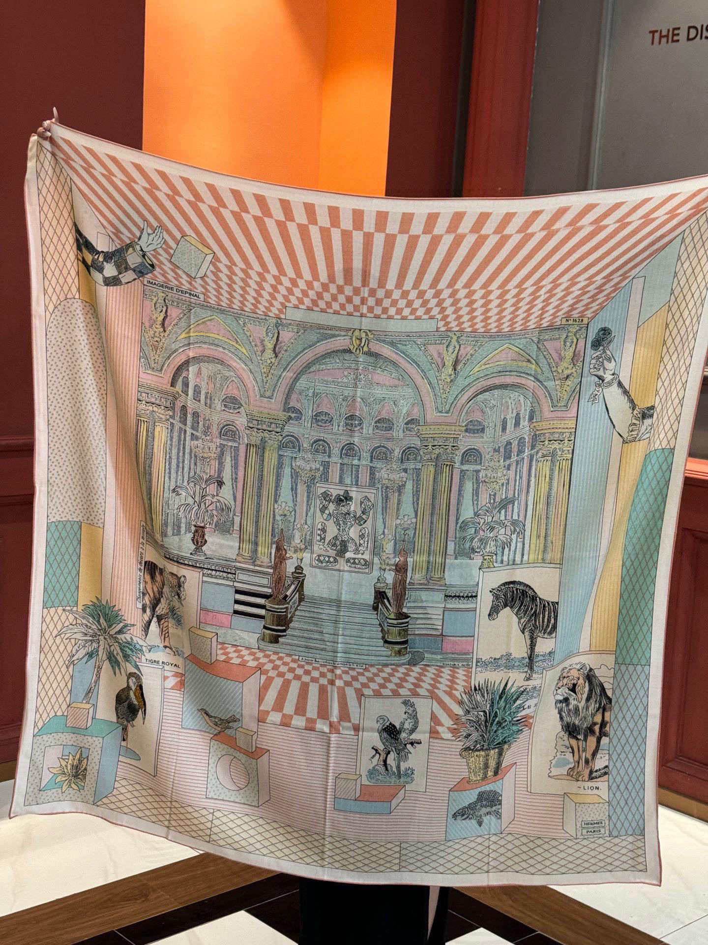  爱马仕新款双面同色 品名  新型大剧院面料：丝绒尺寸：140*140 这款爱马仕点睛配饰可以多种方式佩