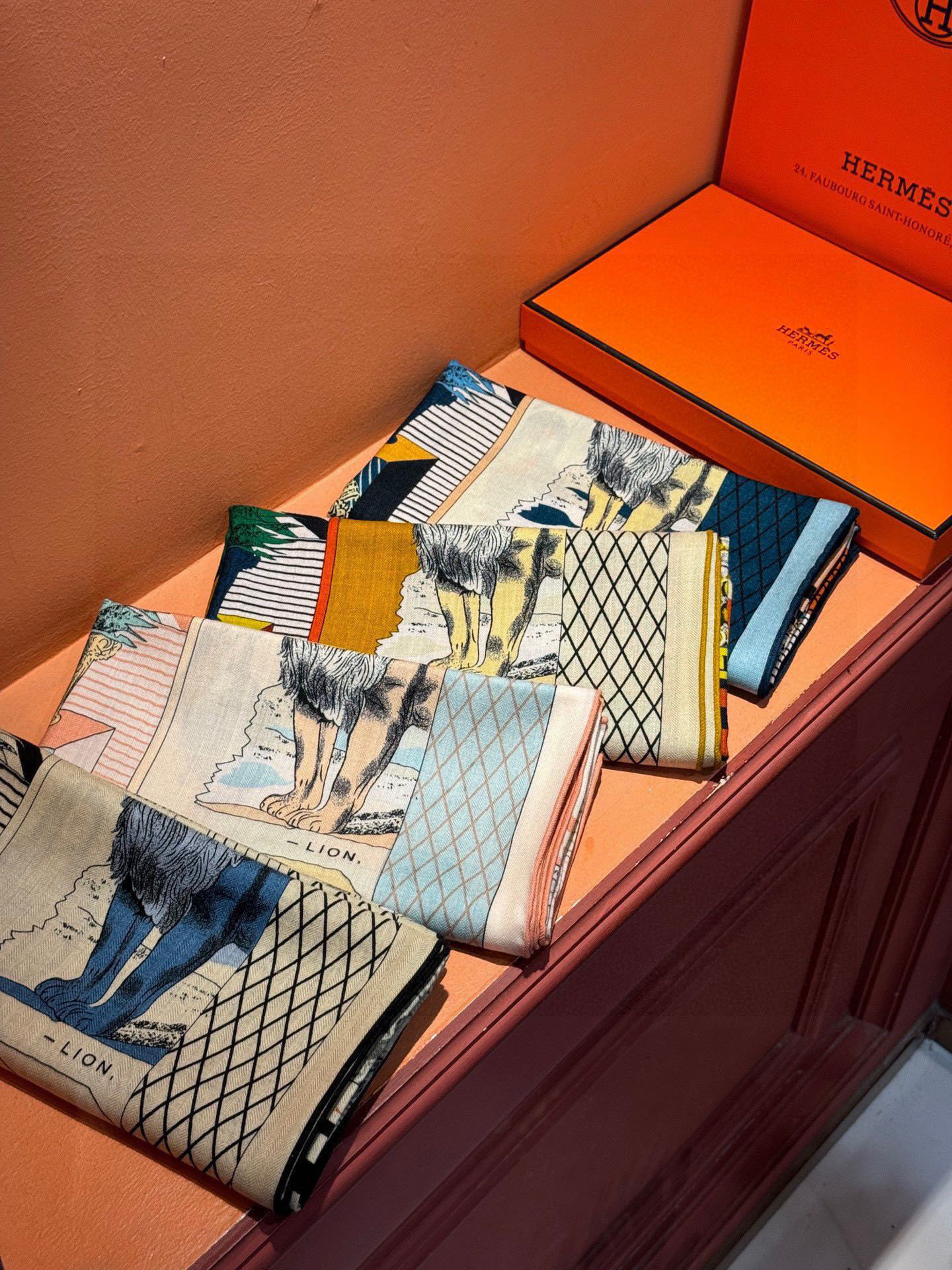  爱马仕新款双面同色 品名  新型大剧院面料：丝绒尺寸：140*140 这款爱马仕点睛配饰可以多种方式佩