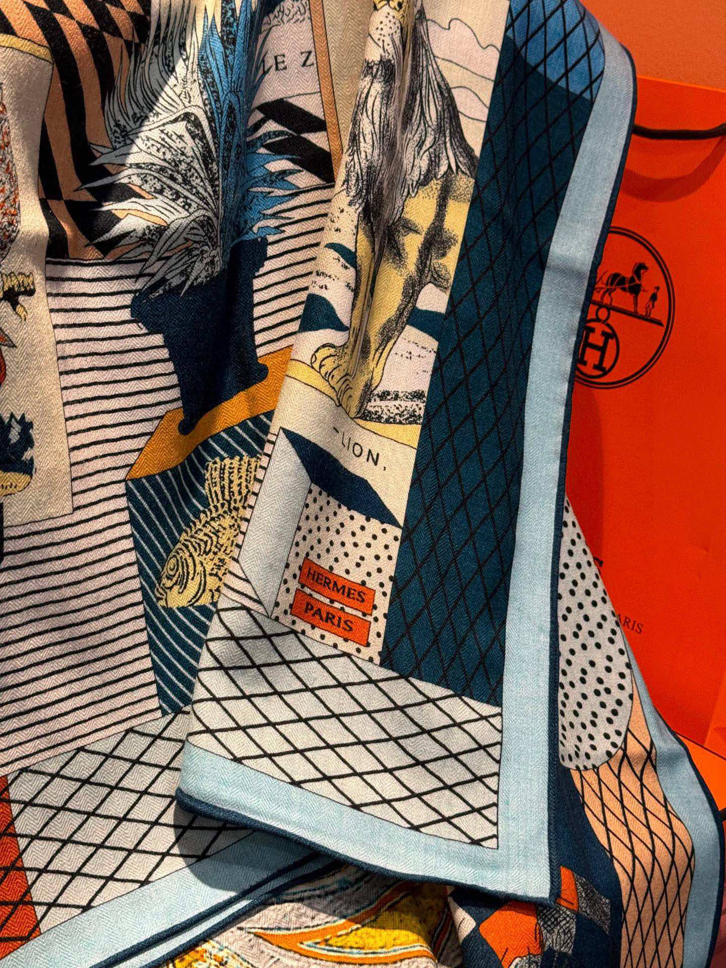  爱马仕新款双面同色 品名  新型大剧院面料：丝绒尺寸：140*140 这款爱马仕点睛配饰可以多种方式佩