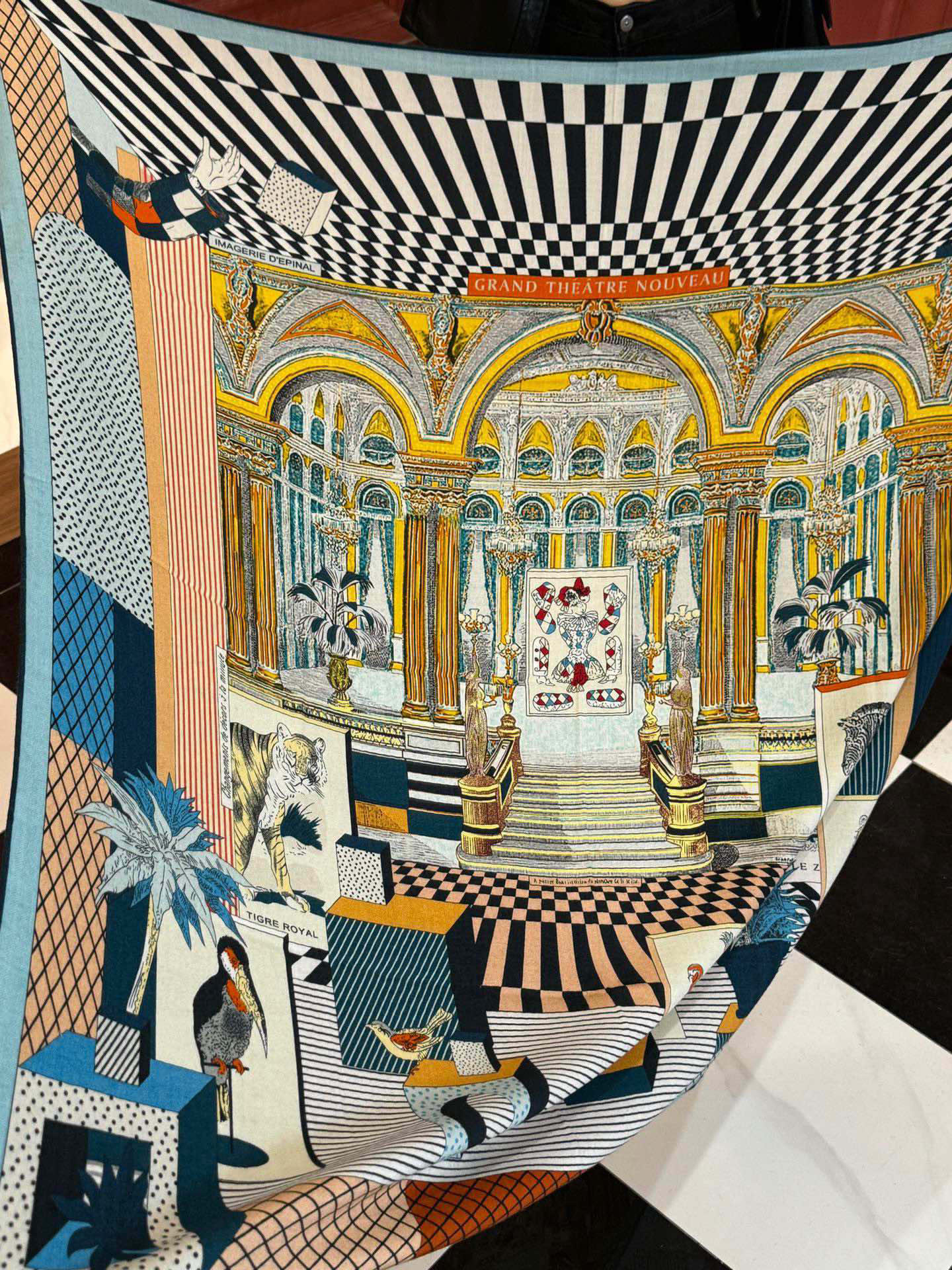  爱马仕新款双面同色 品名  新型大剧院面料：丝绒尺寸：140*140 这款爱马仕点睛配饰可以多种方式佩