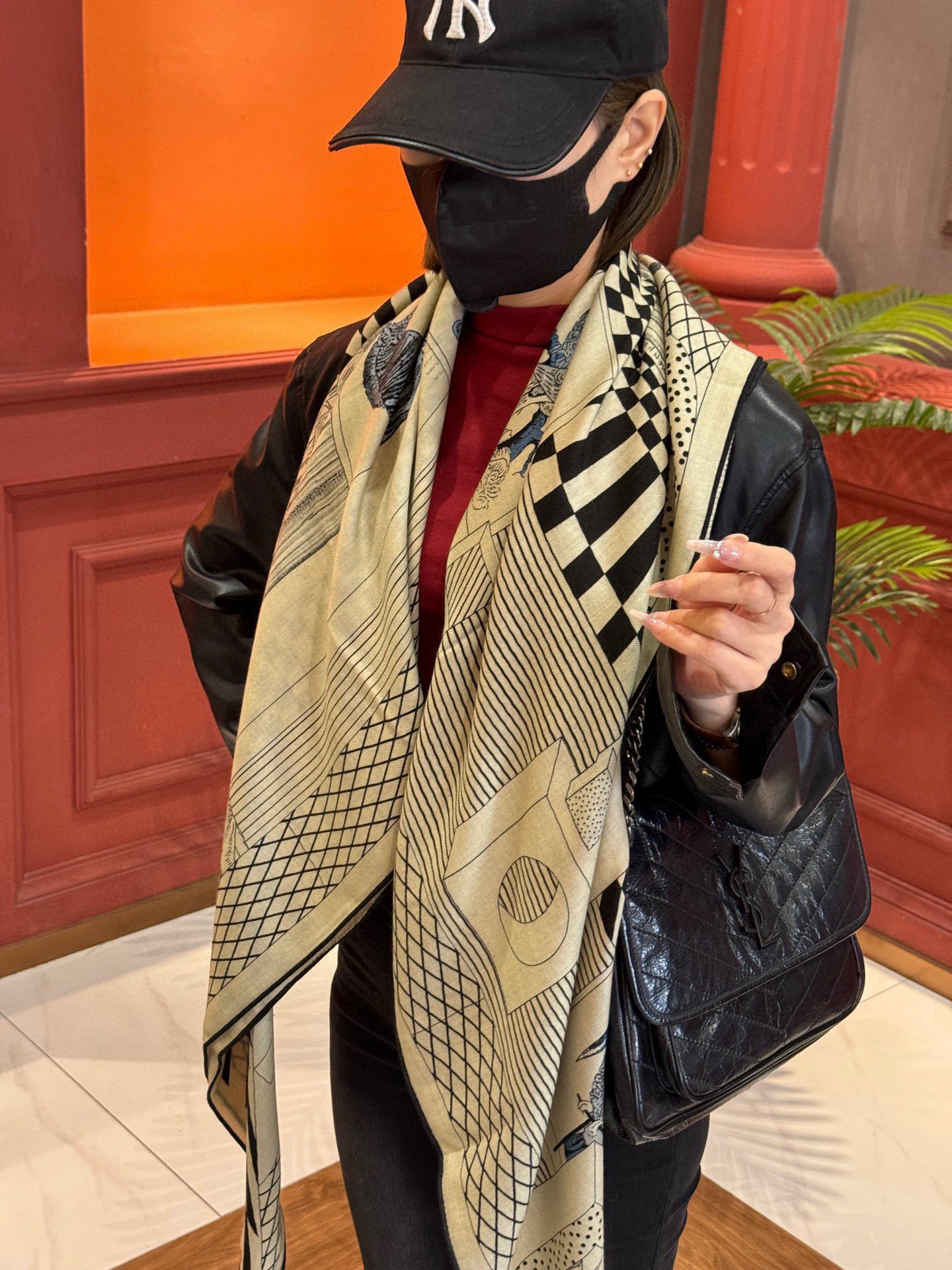  爱马仕新款双面同色 品名  新型大剧院面料：丝绒尺寸：140*140 这款爱马仕点睛配饰可以多种方式佩