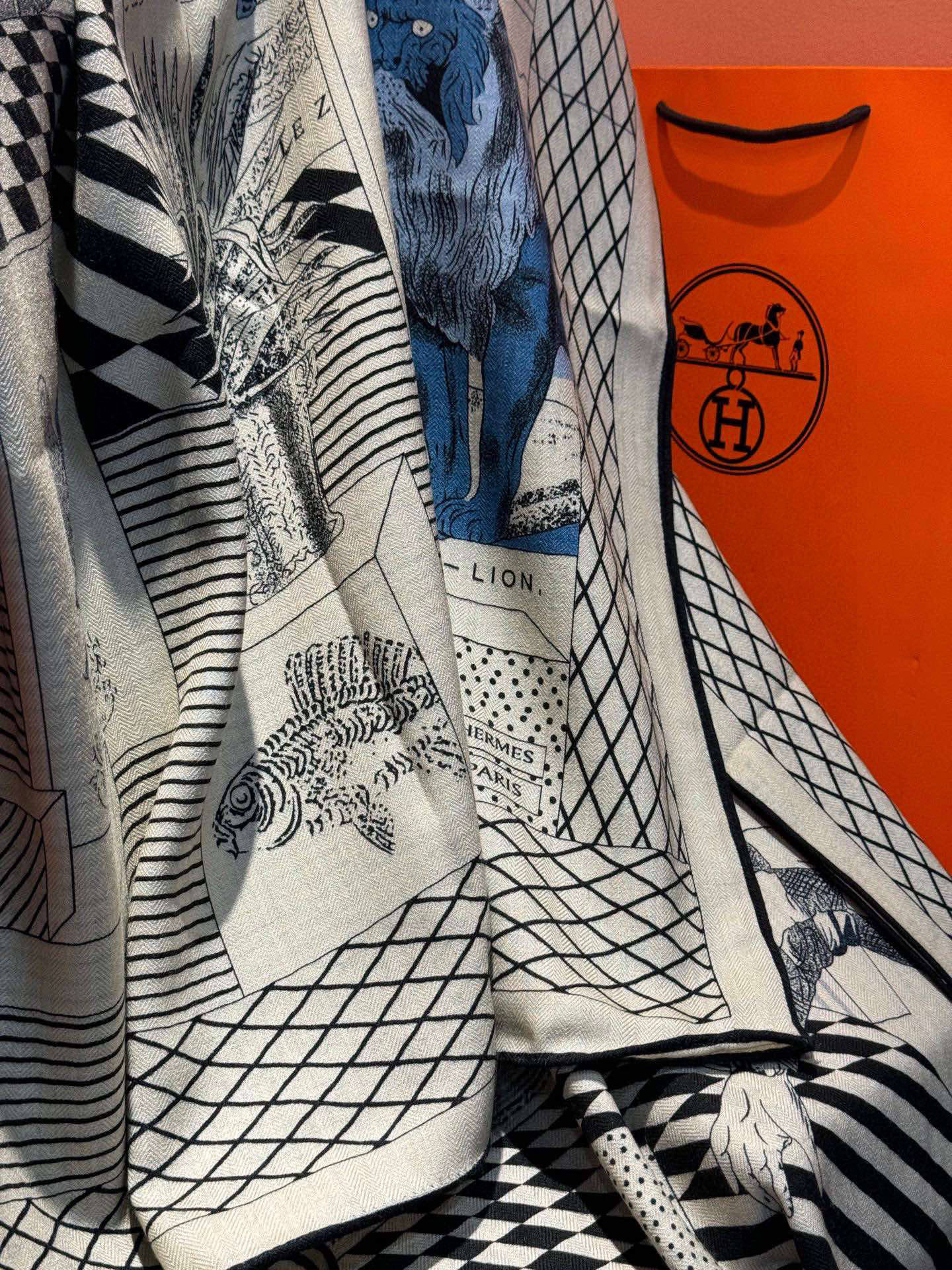  爱马仕新款双面同色 品名  新型大剧院面料：丝绒尺寸：140*140 这款爱马仕点睛配饰可以多种方式佩