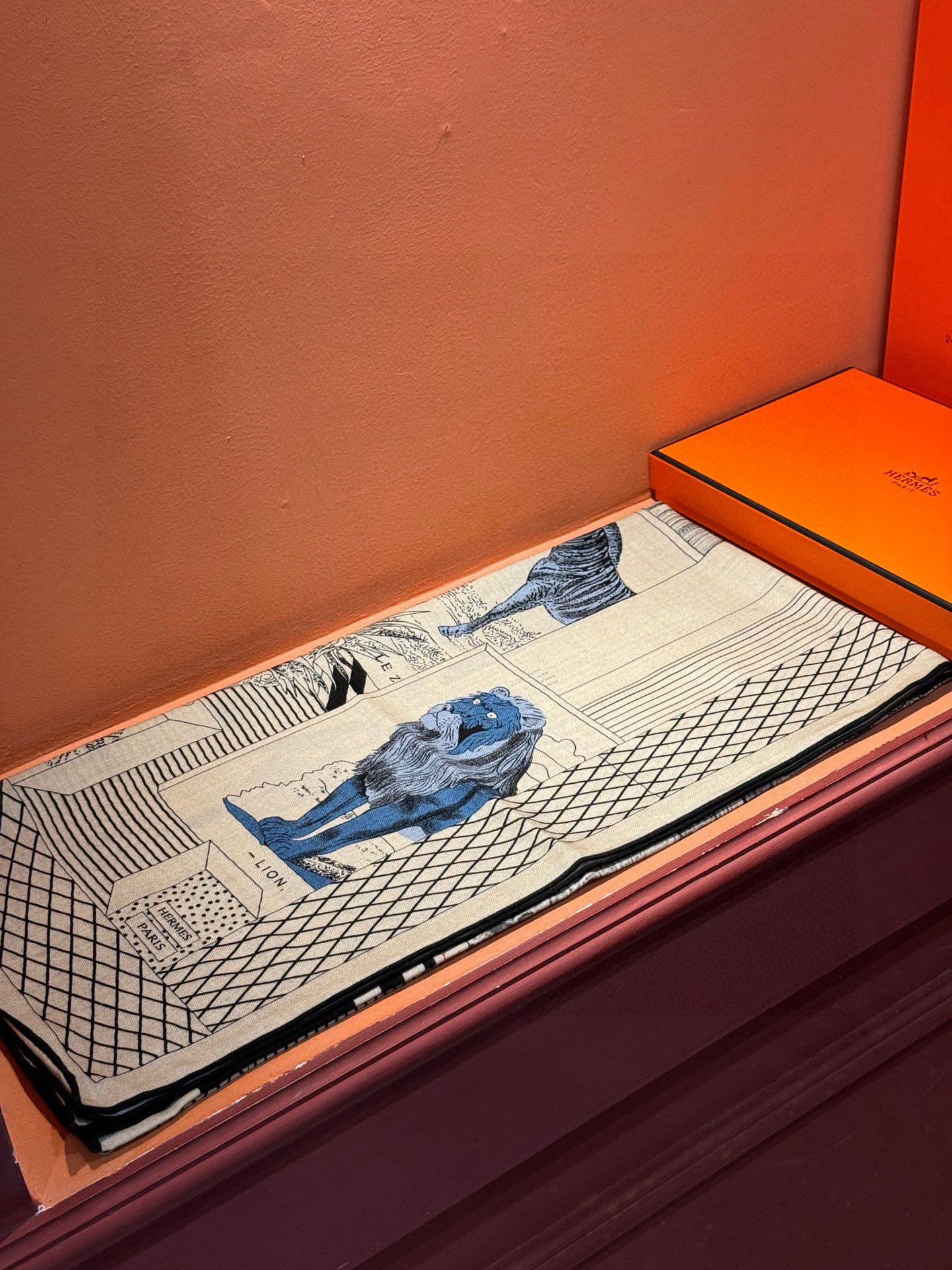  爱马仕新款双面同色 品名  新型大剧院面料：丝绒尺寸：140*140 这款爱马仕点睛配饰可以多种方式佩