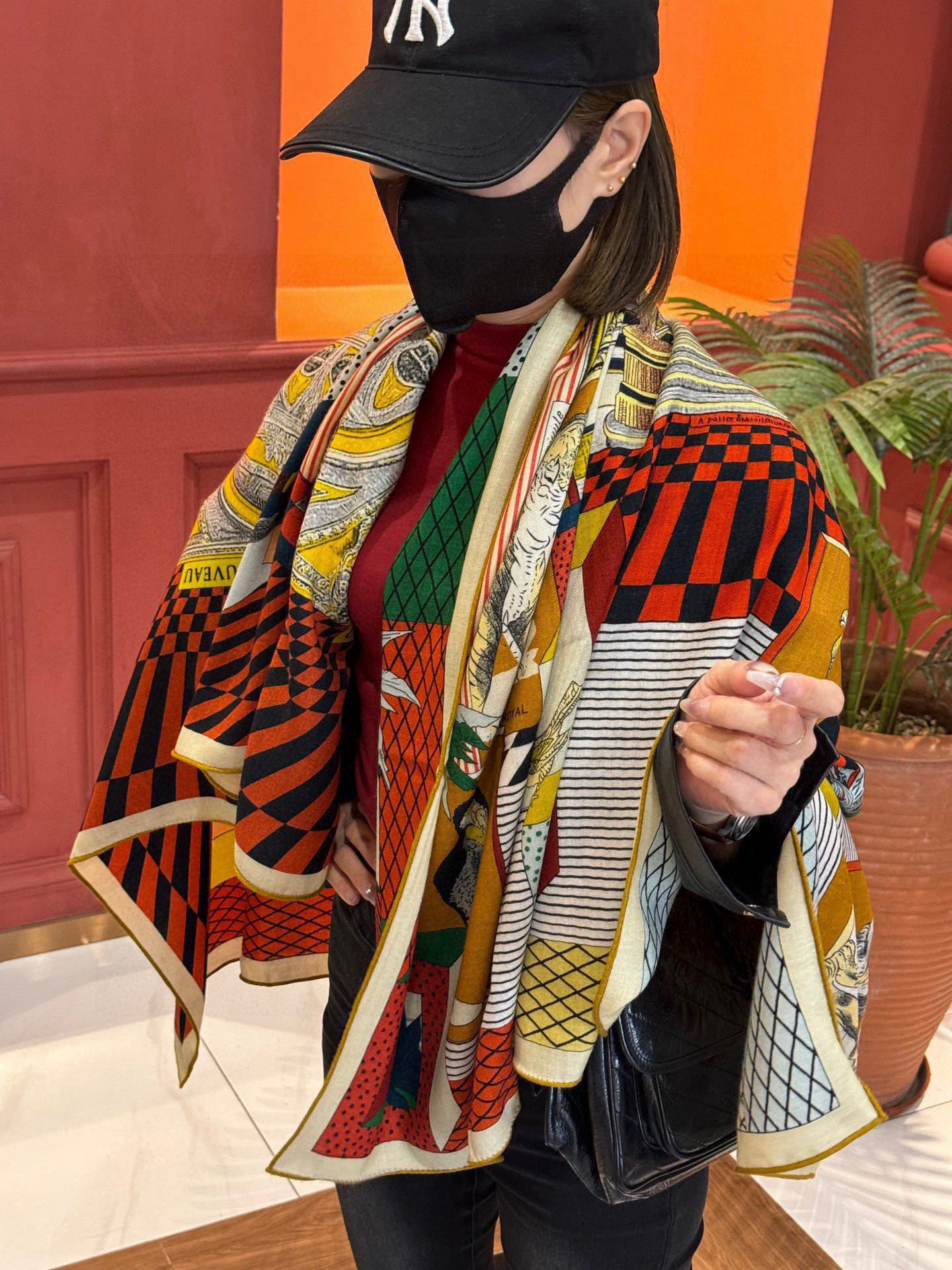  爱马仕新款双面同色 品名  新型大剧院面料：丝绒尺寸：140*140 这款爱马仕点睛配饰可以多种方式佩