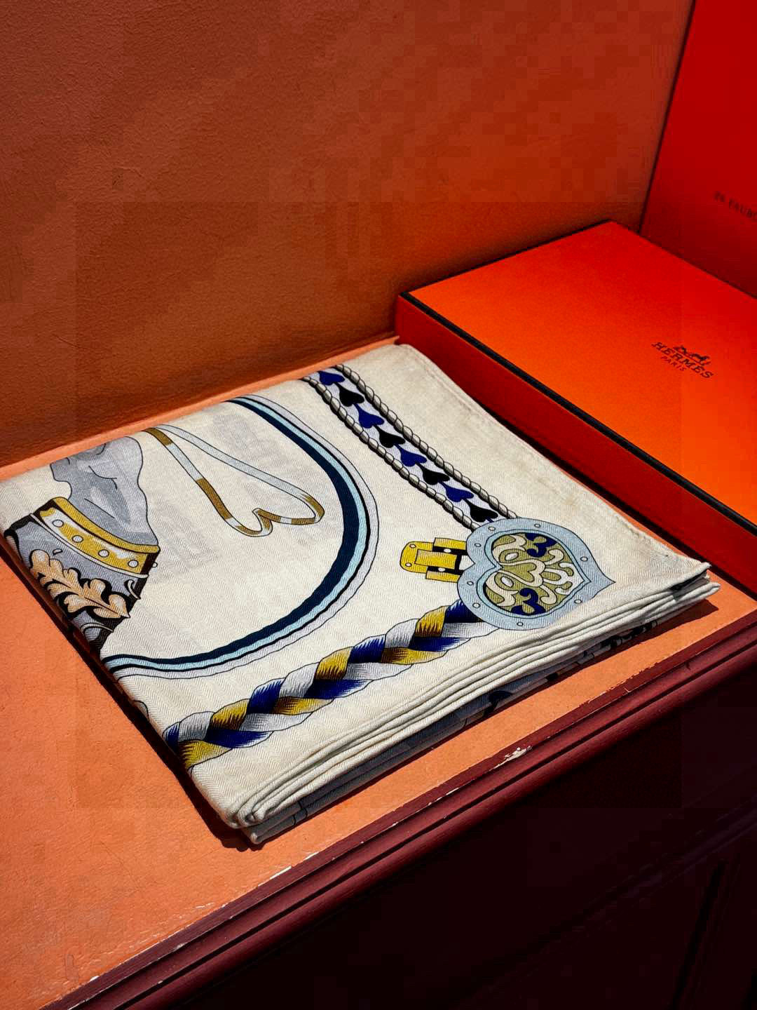  【双面同色】原单爱马仕140cm丝绒方巾💕 甜蜜的鞍具，装饰家芳登和佩西耶设计的一款餐盘增添骑士般的浪